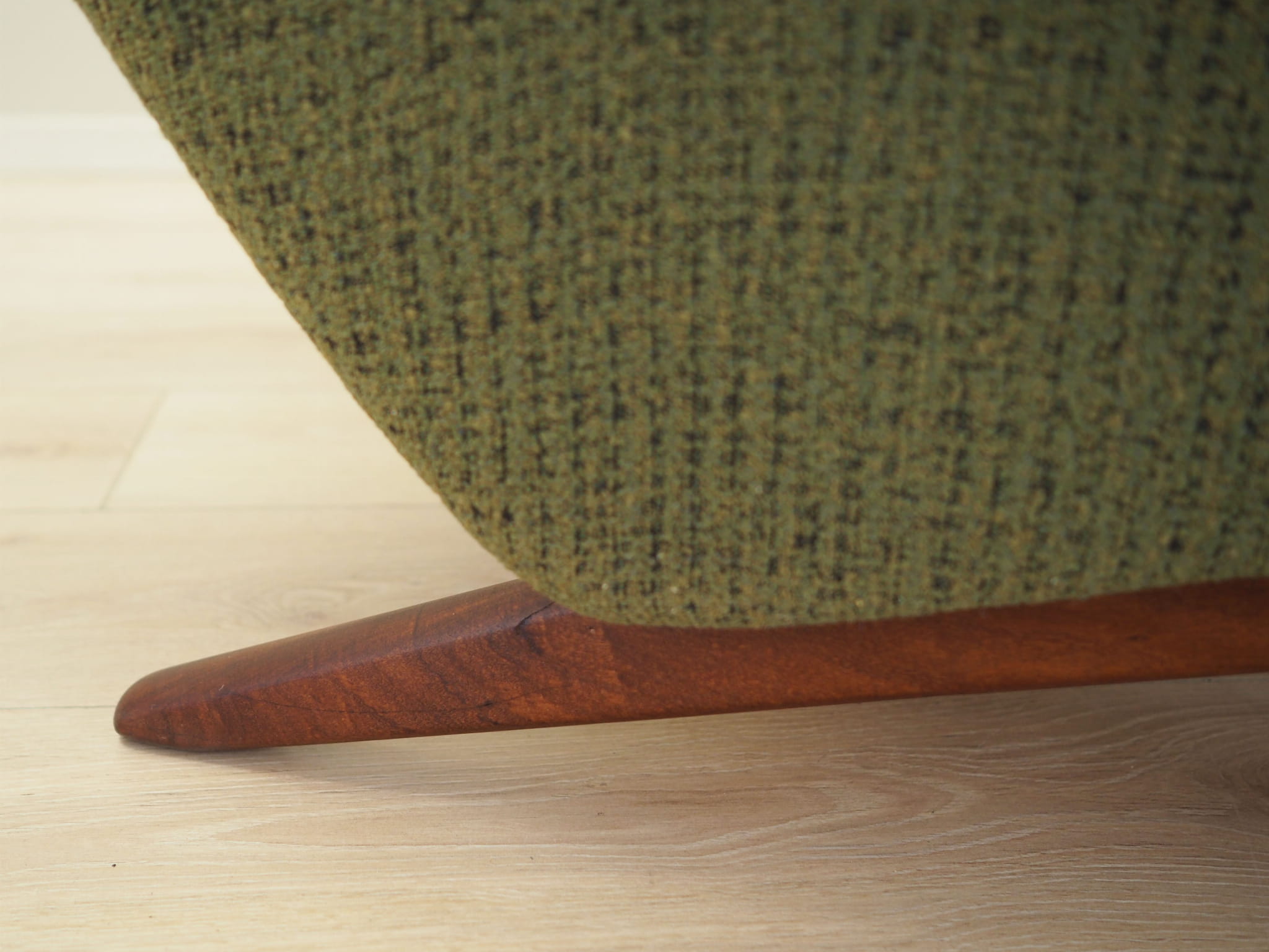 The only German parts of the text translate to:Armchair Green 1970s