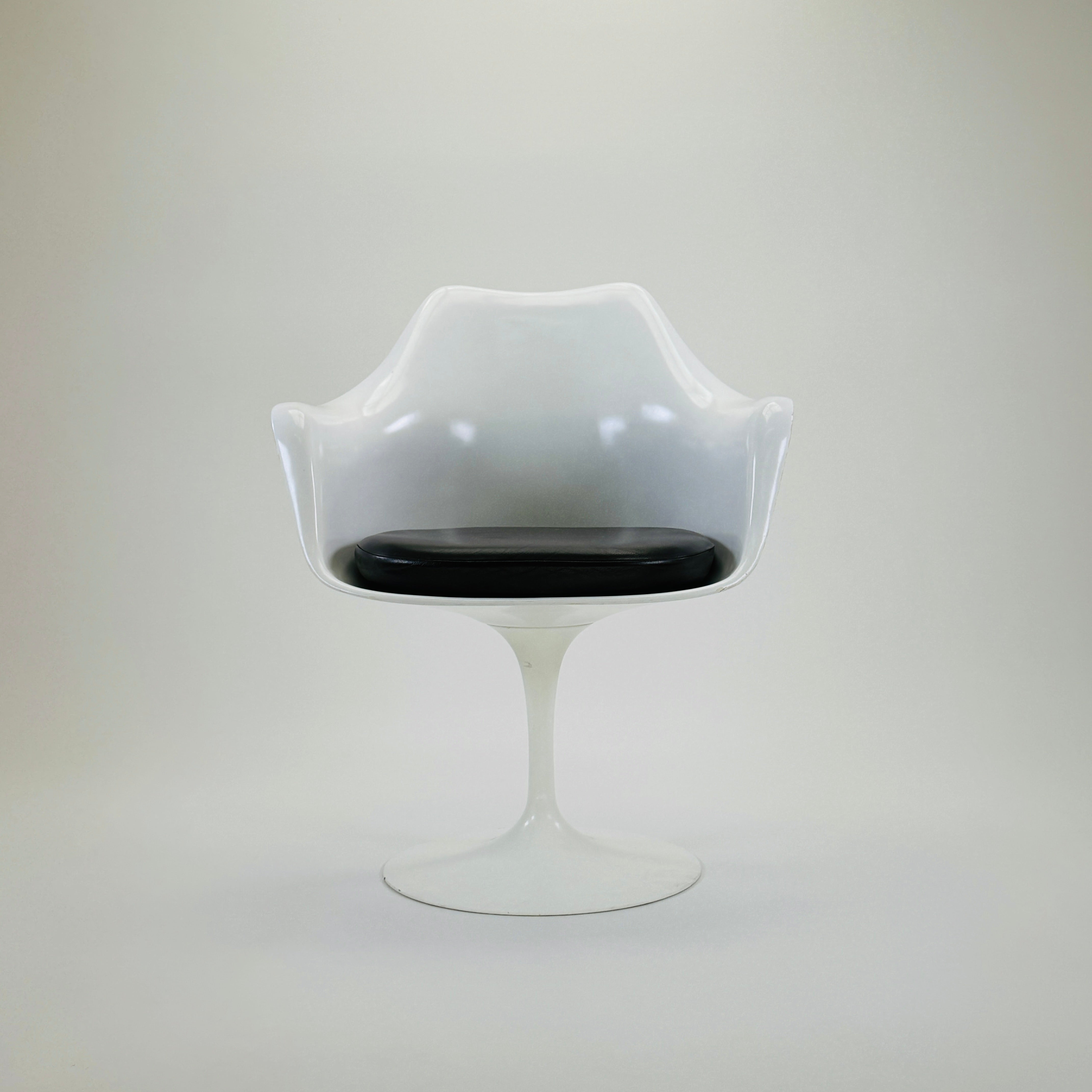 Knoll Saarinen Tulip Armchair Weiß