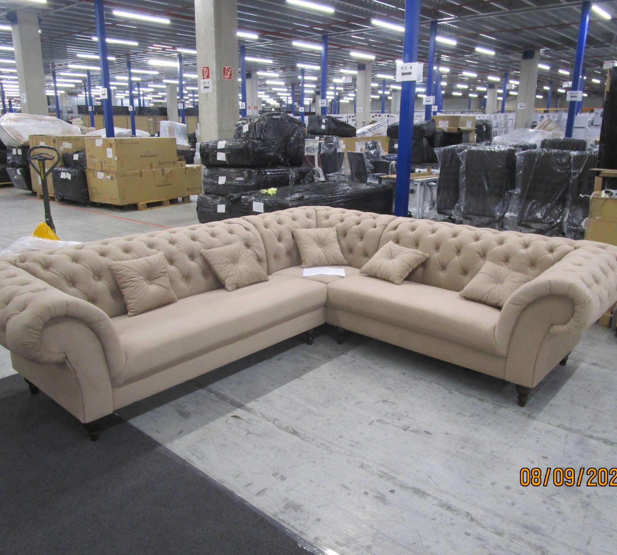 Großes Ecksofa in Chesterfield-Optik