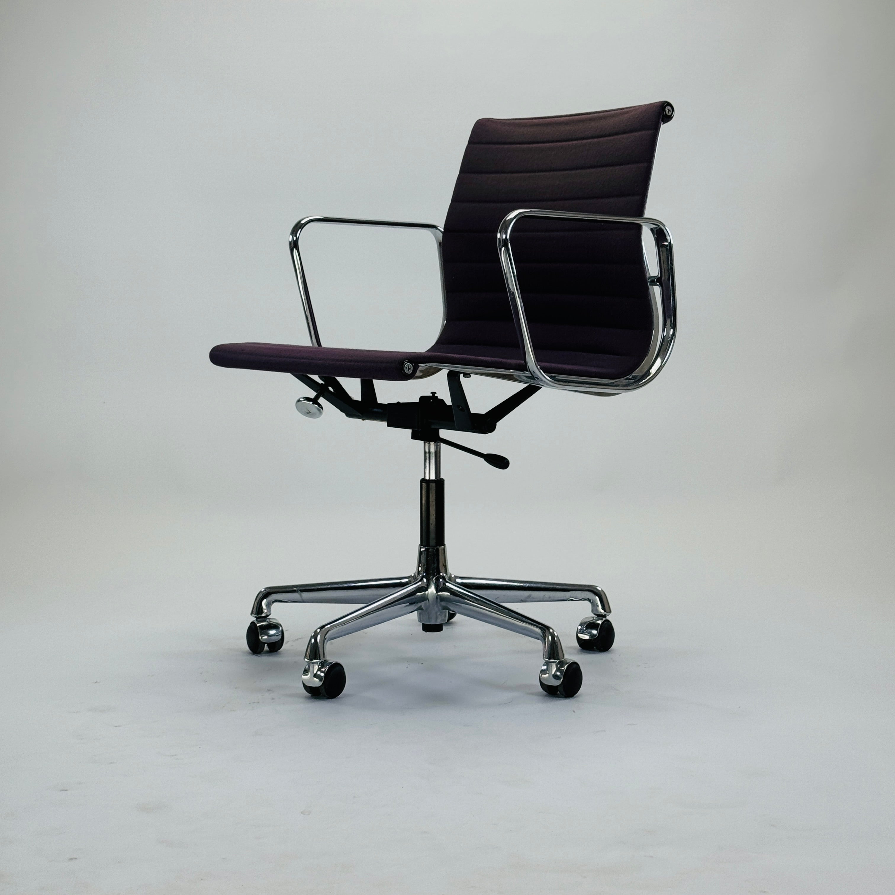 Eames EA 117 Chair Aluminium Lila