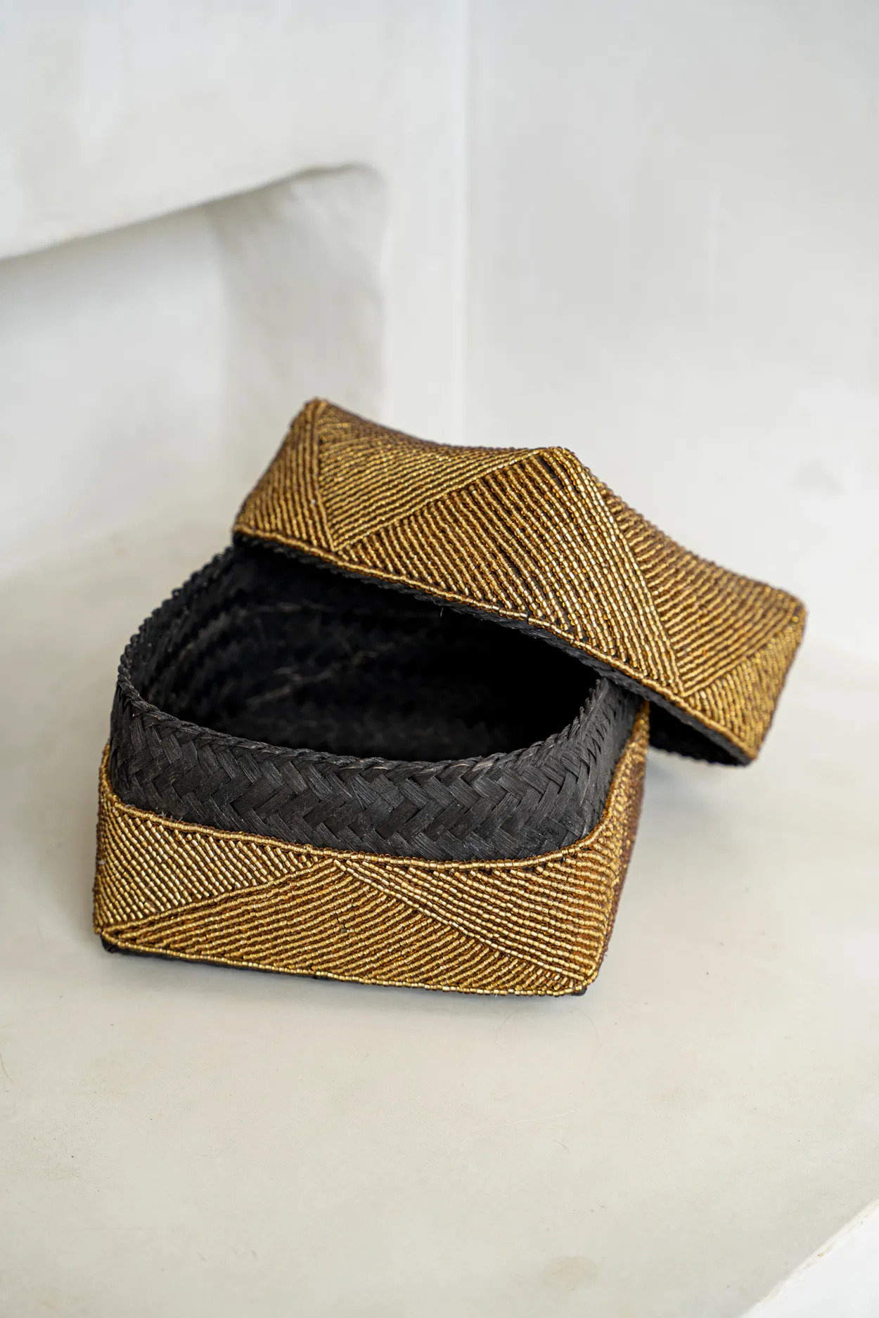 Beaded basket brown