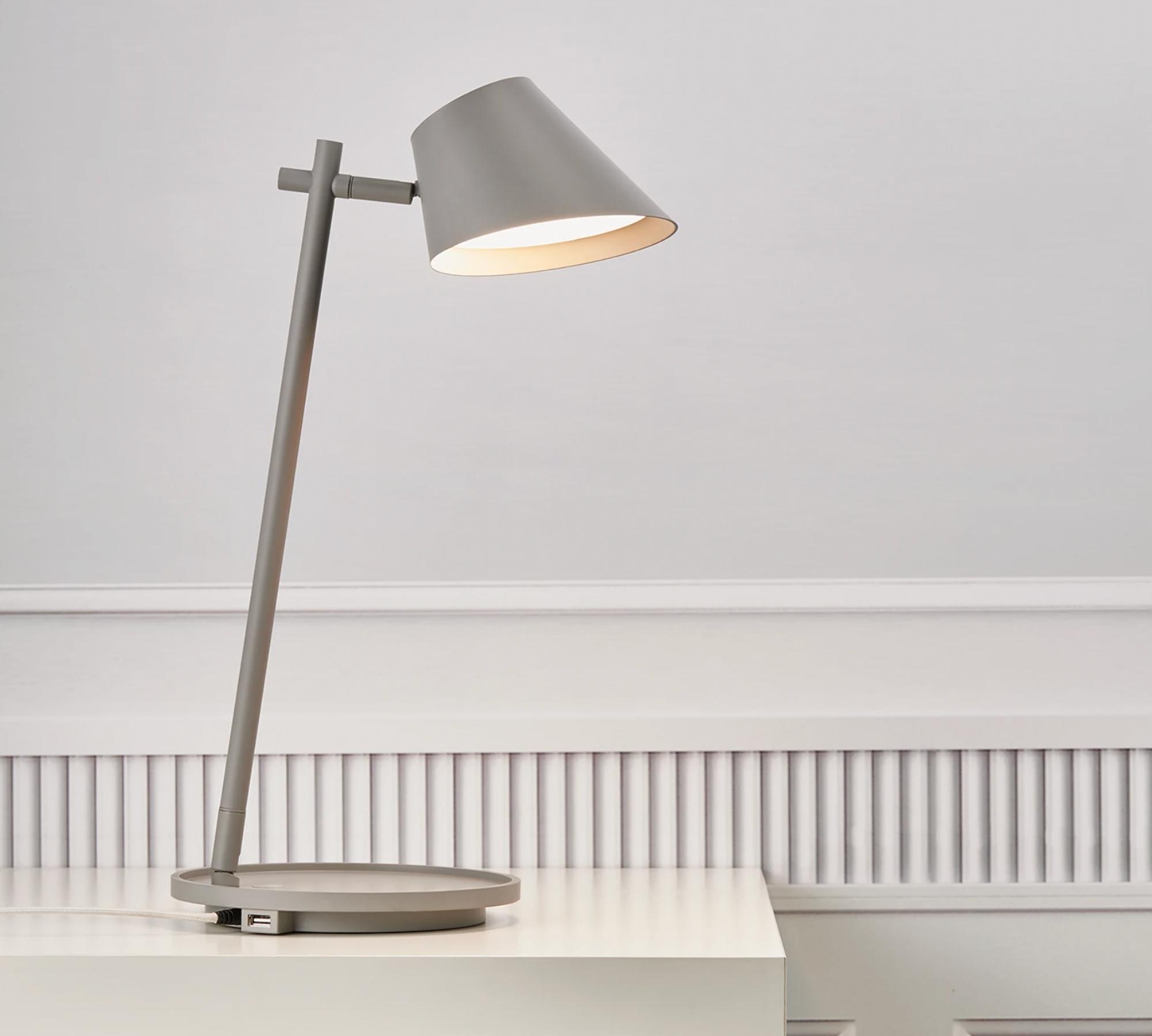 LED-Tischleuchte mit USB-Steckdose Grau