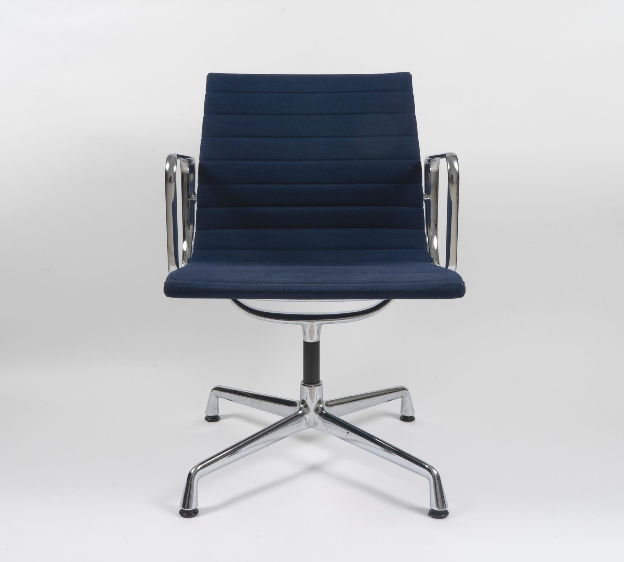 Vitra EA 107 Aluminum Chair Hopsak Blau