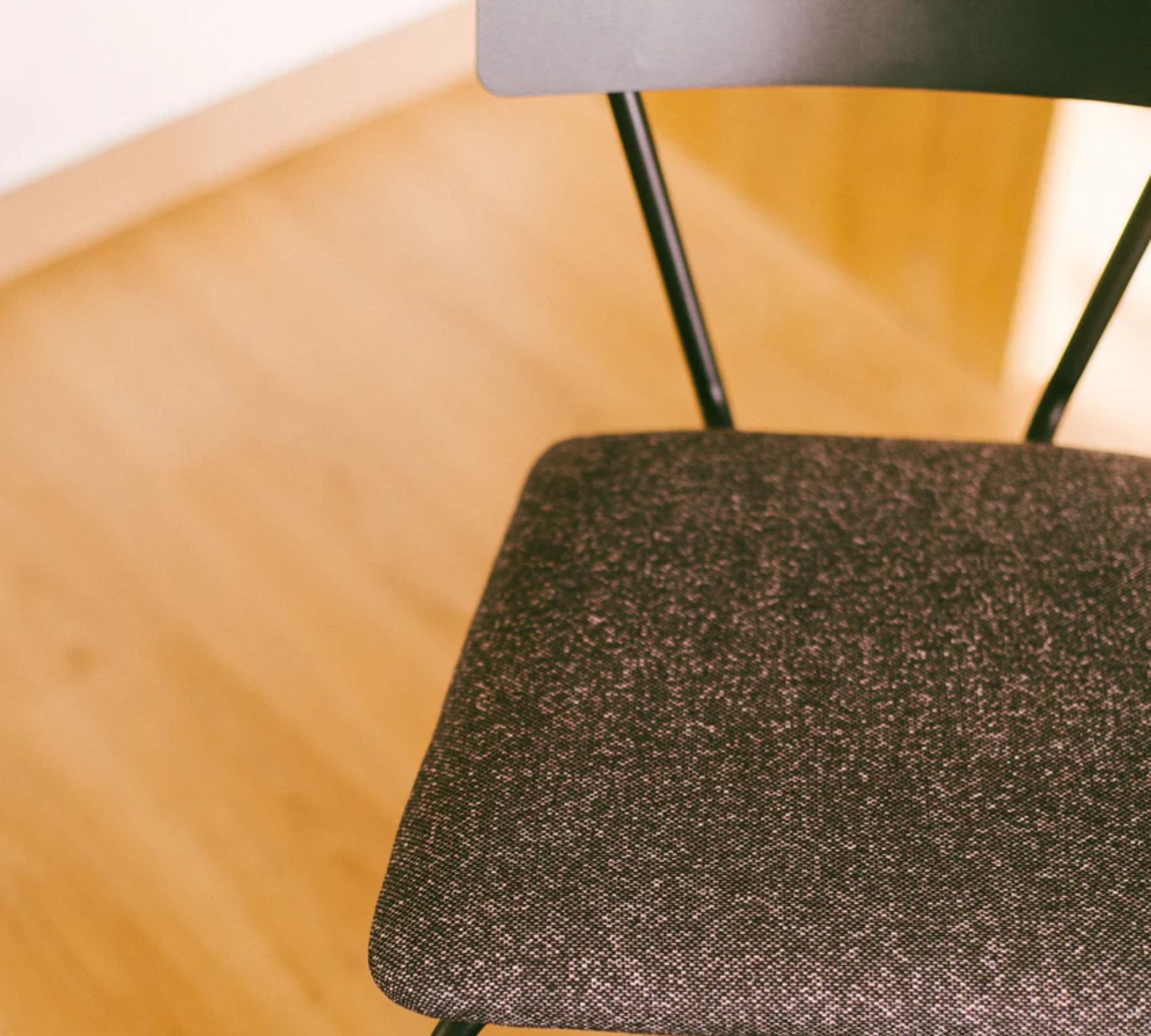 Jara Stuhl Metall Holz Textil Schwarz