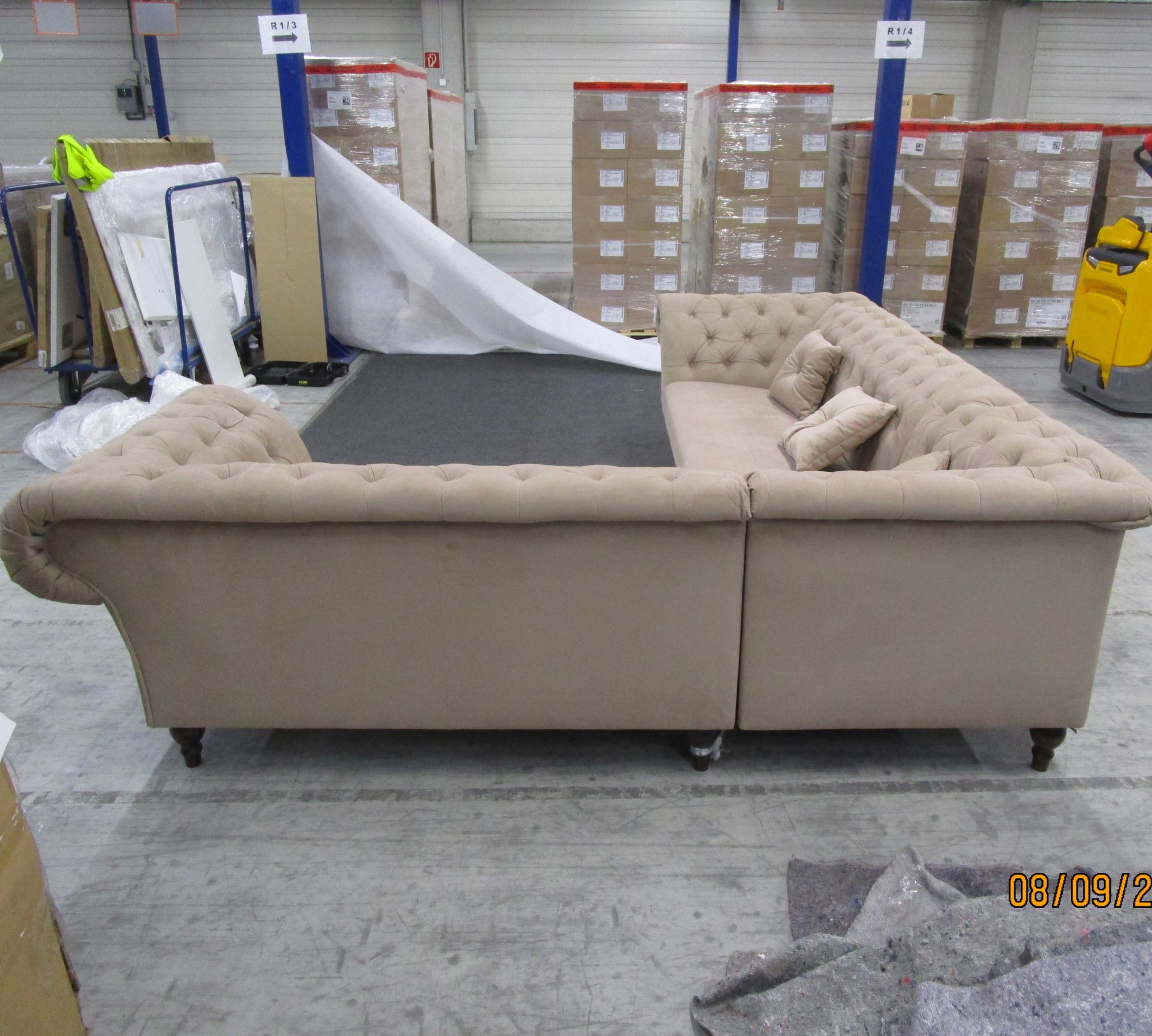 Großes Ecksofa in Chesterfield-Optik