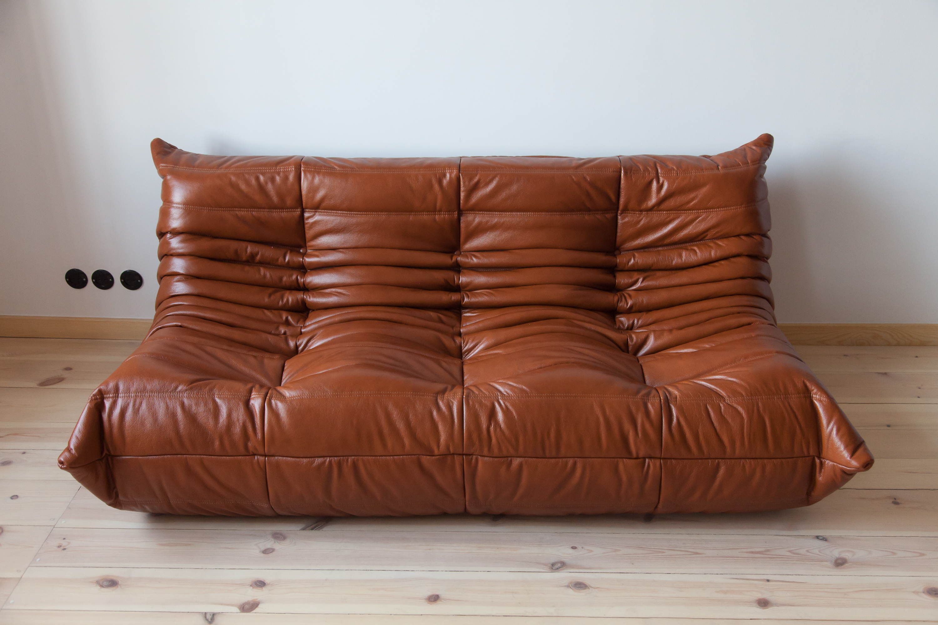 Togo Sofa 3-Sitzer Hochglanzleder Whiskybraun