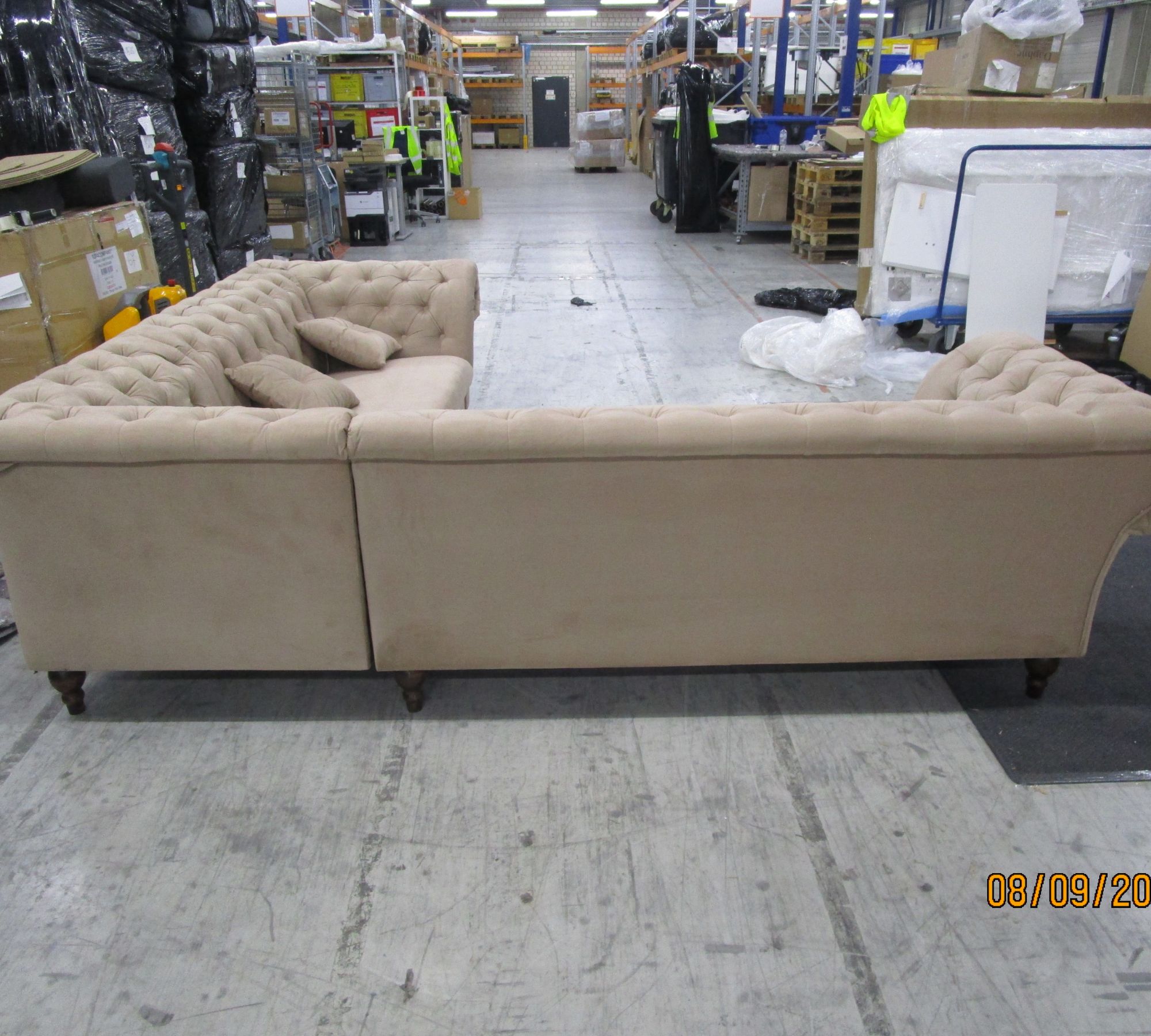 Großes Ecksofa in Chesterfield-Optik