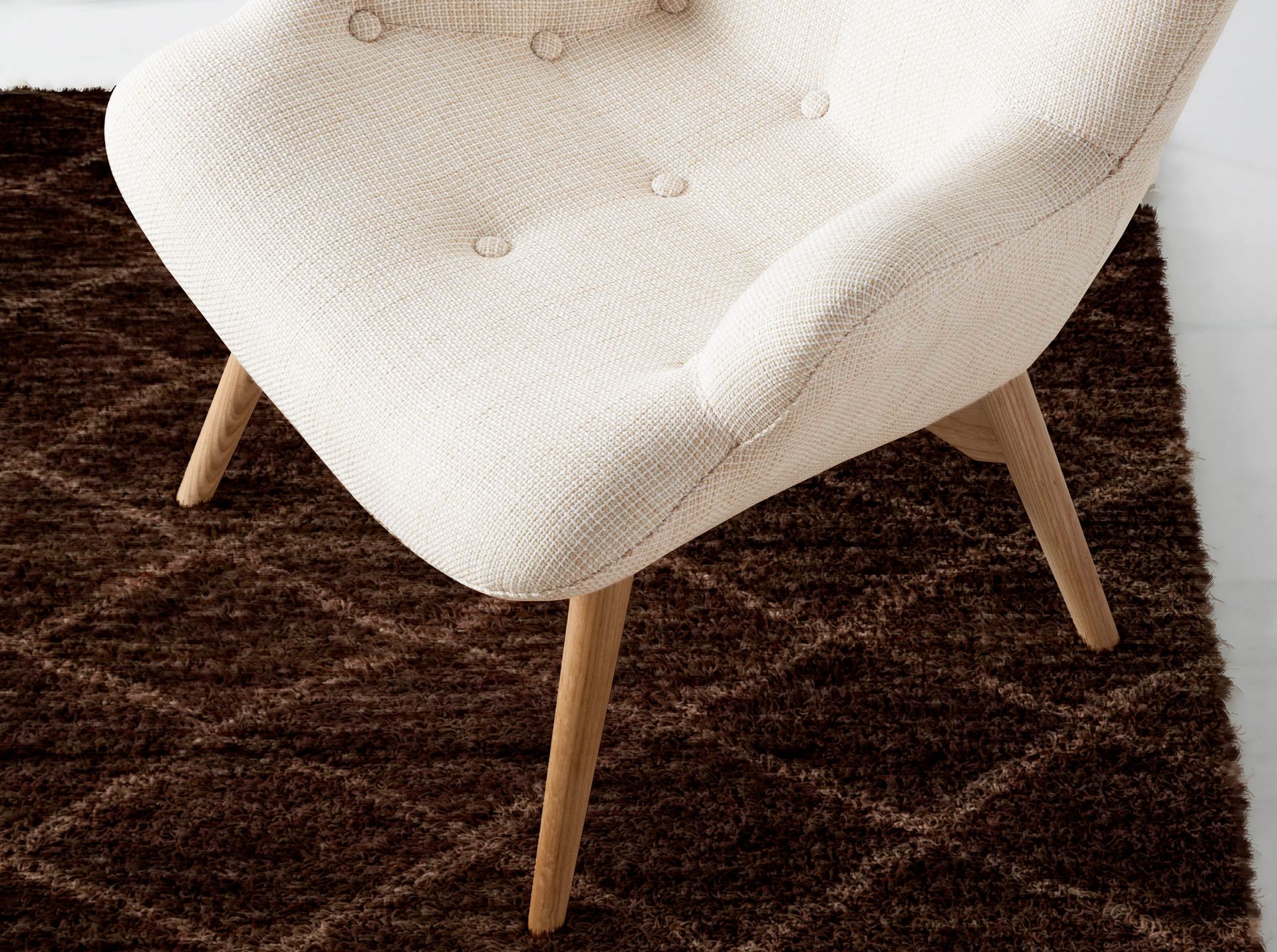 Poltrona con braccioli con gambe in legno di frassino tessuto beige