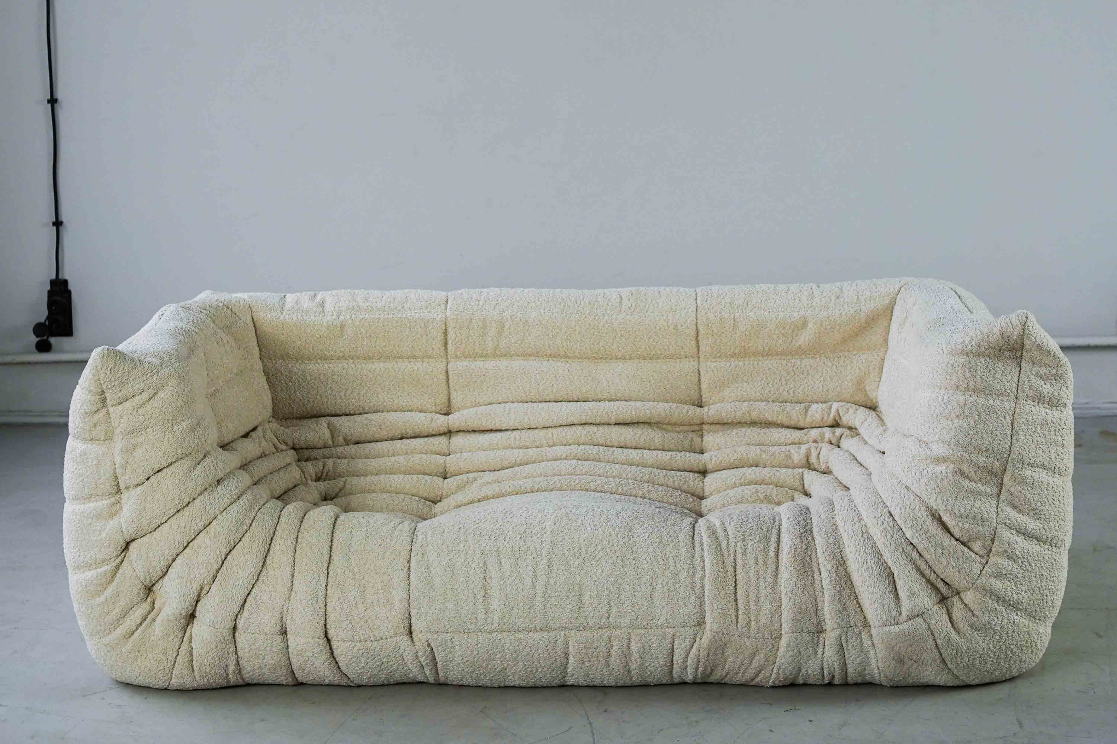 Togo Sofa 2-Sitzer mit Armlehne Bouclé Weiß