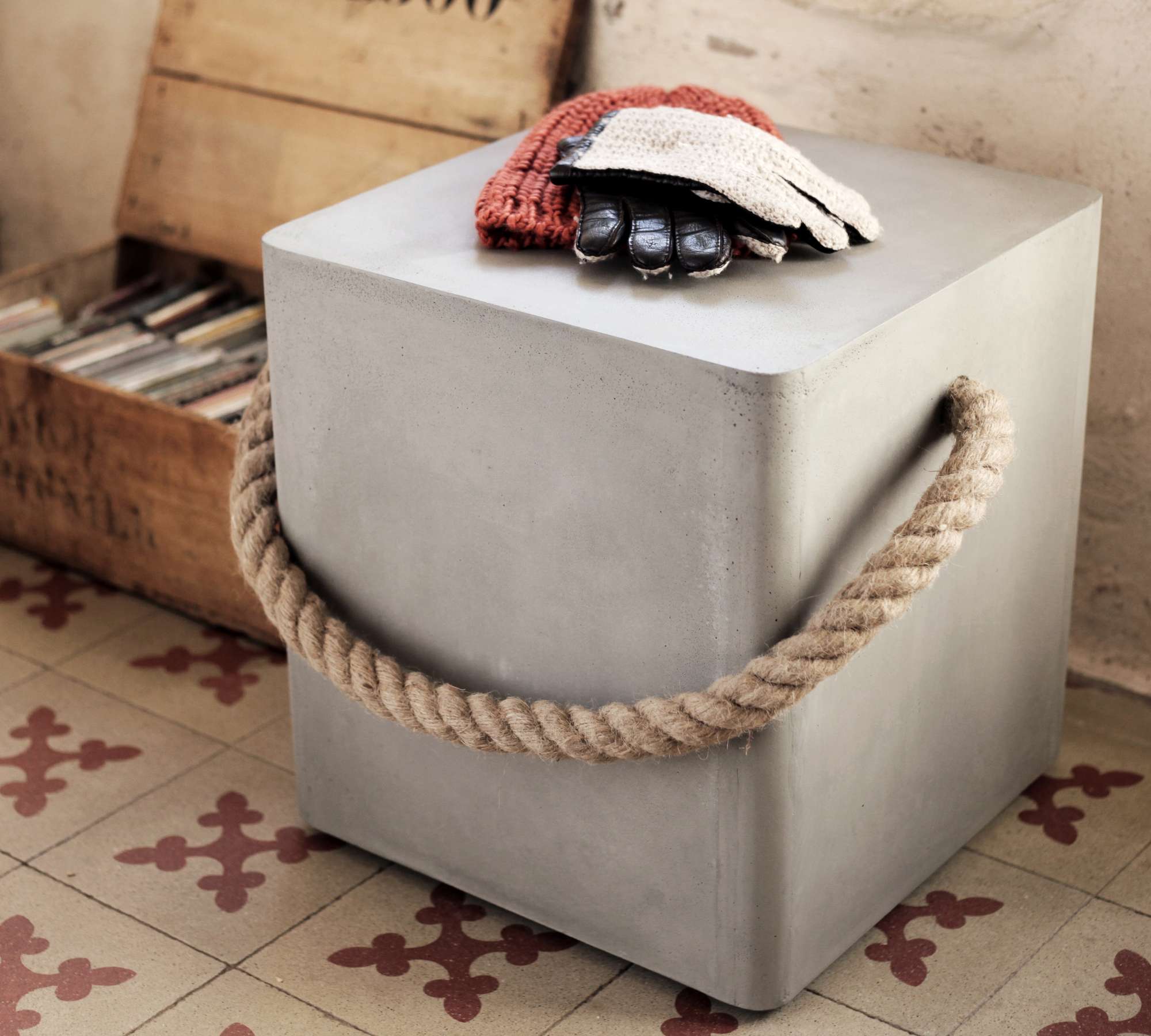 Edge On Wheels Hocker Faserbeton Grau