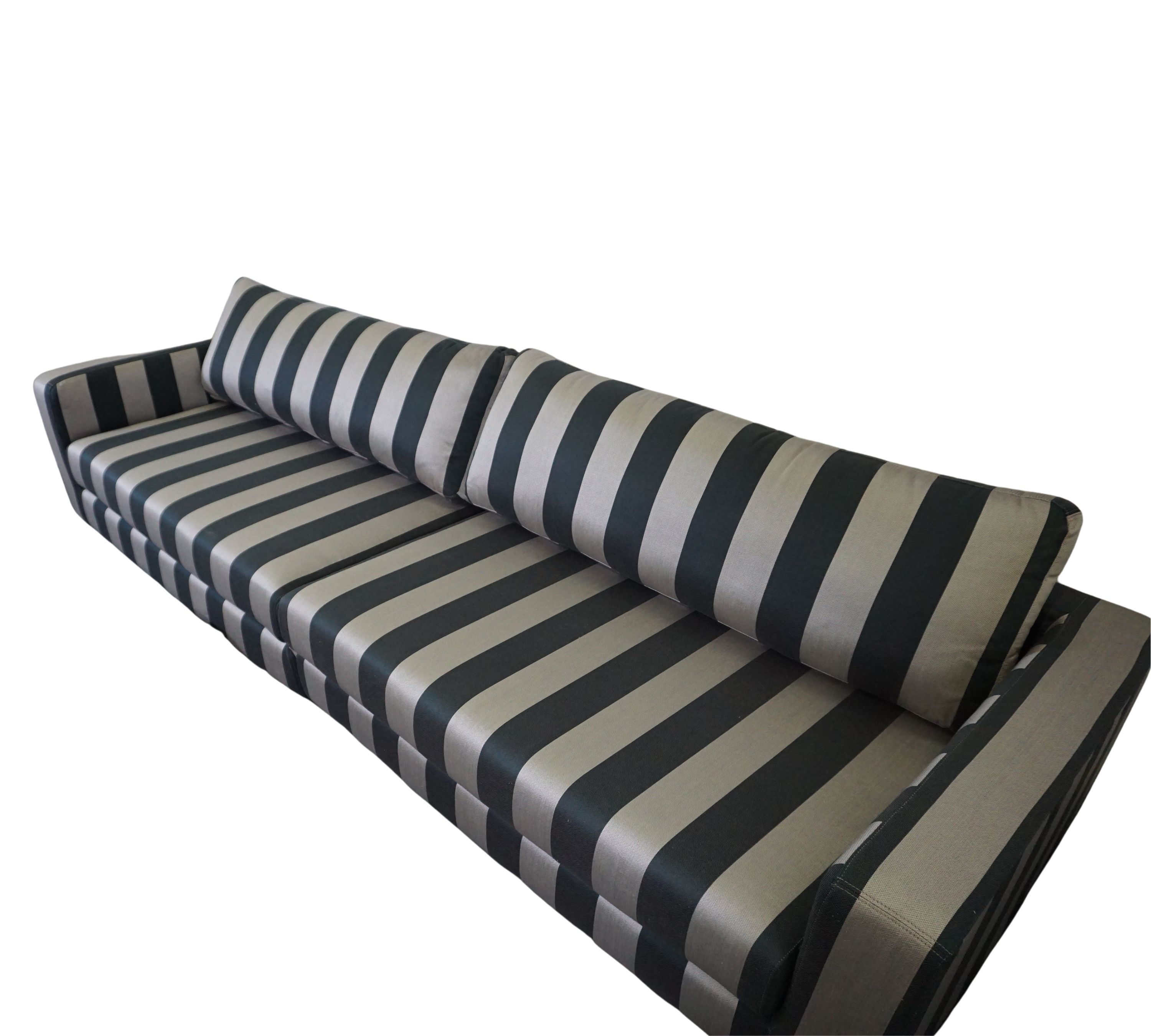 Dylan Sofa 4-Sitzer Line Latte Black