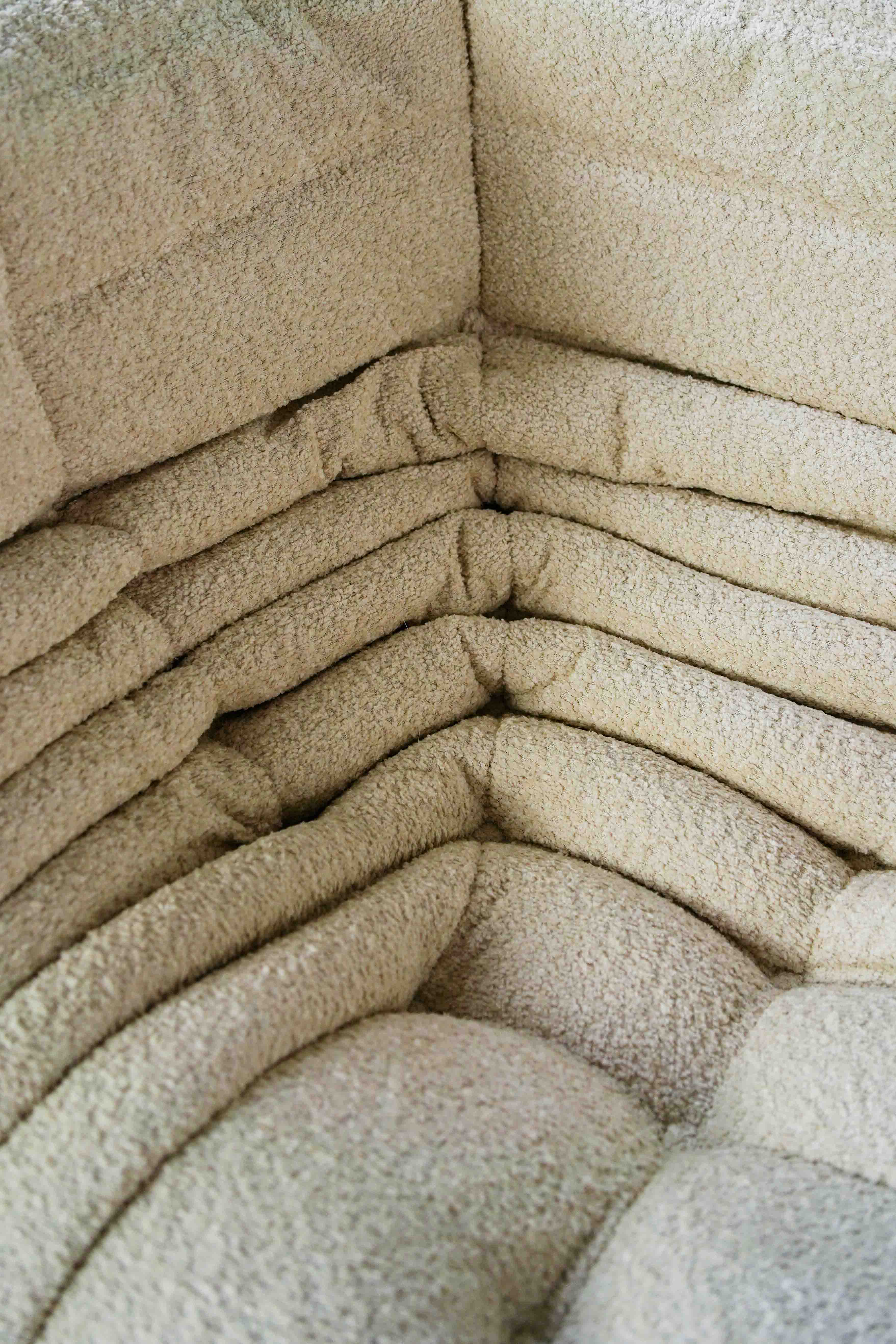 Togo Sofa 2-Sitzer mit Armlehne Bouclé Weiß