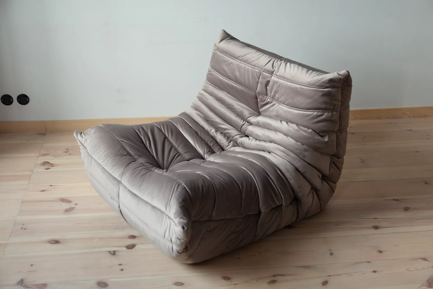 Poltrona Togo velluto grigio caldo