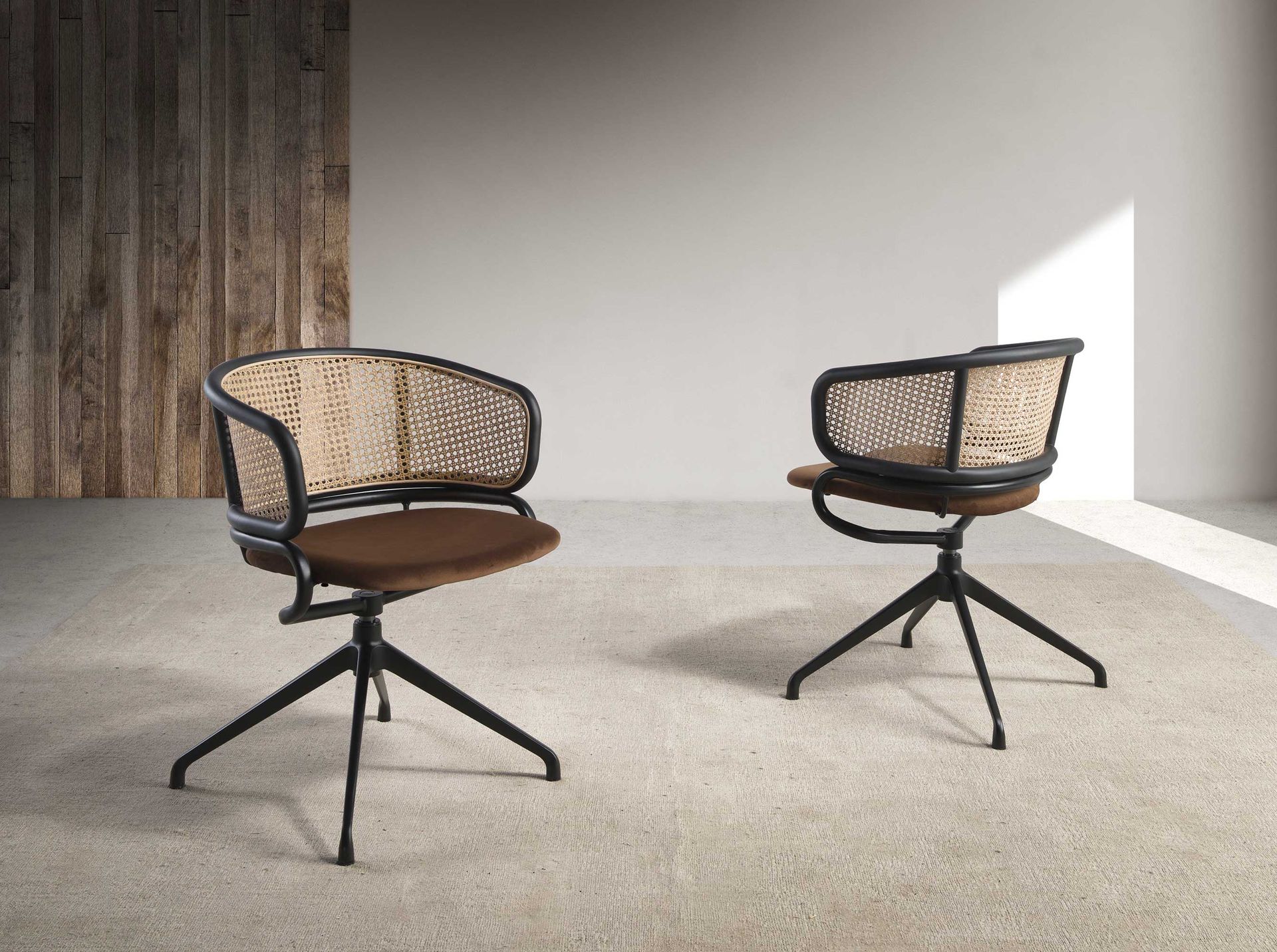 Sedia girevole con braccioli rattan velluto marrone