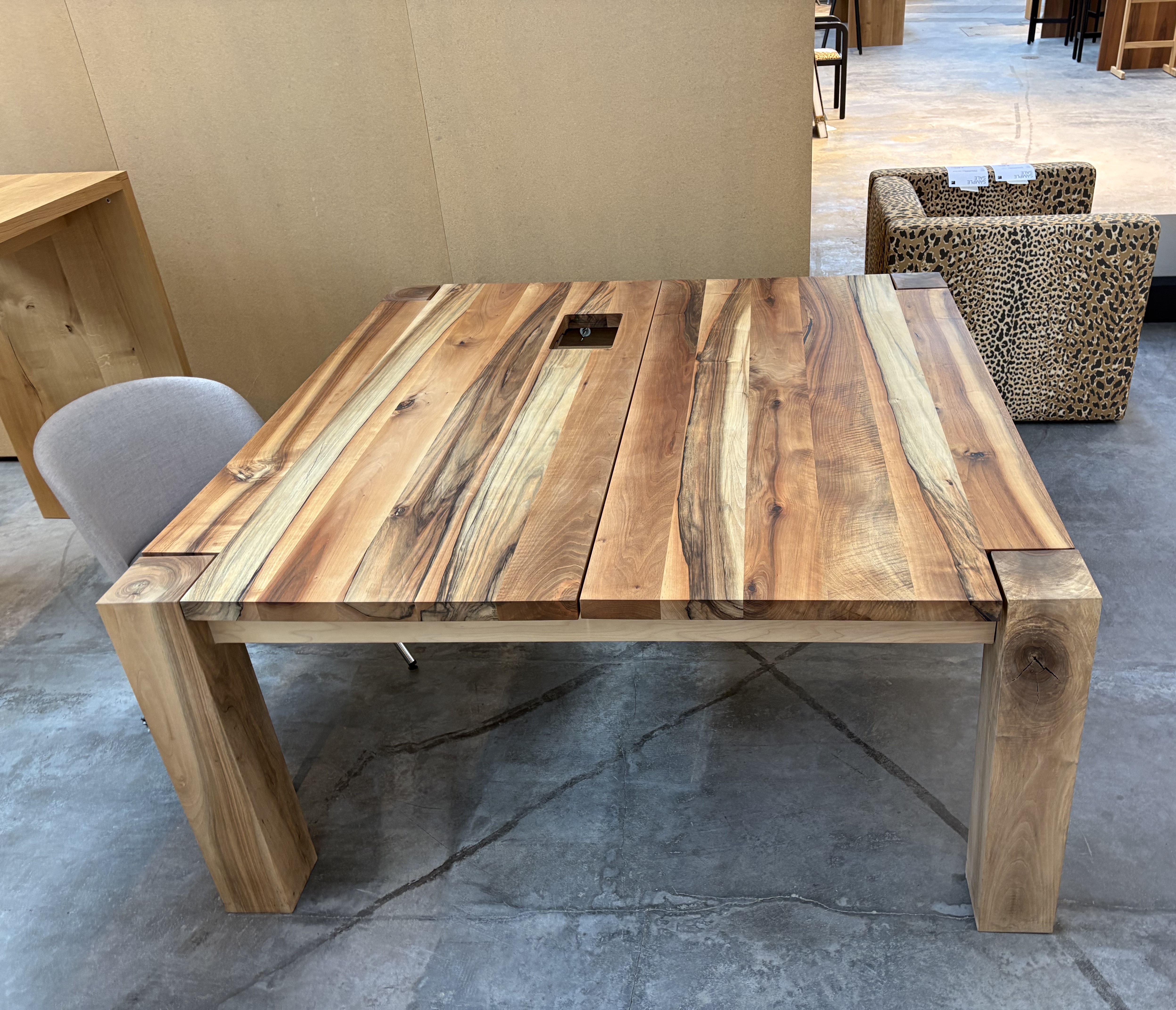 Bigfoot Tisch Massivholz Eiche 156x156cm