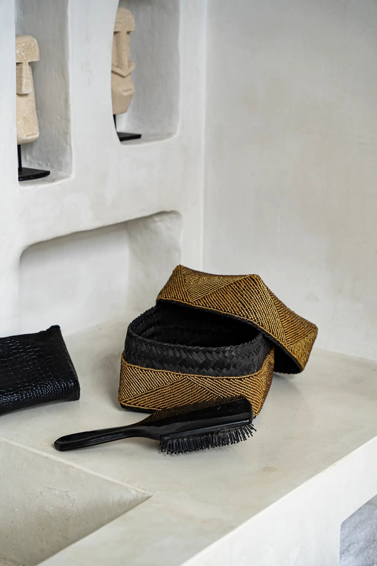 Perlenbesetzter Korb Braun