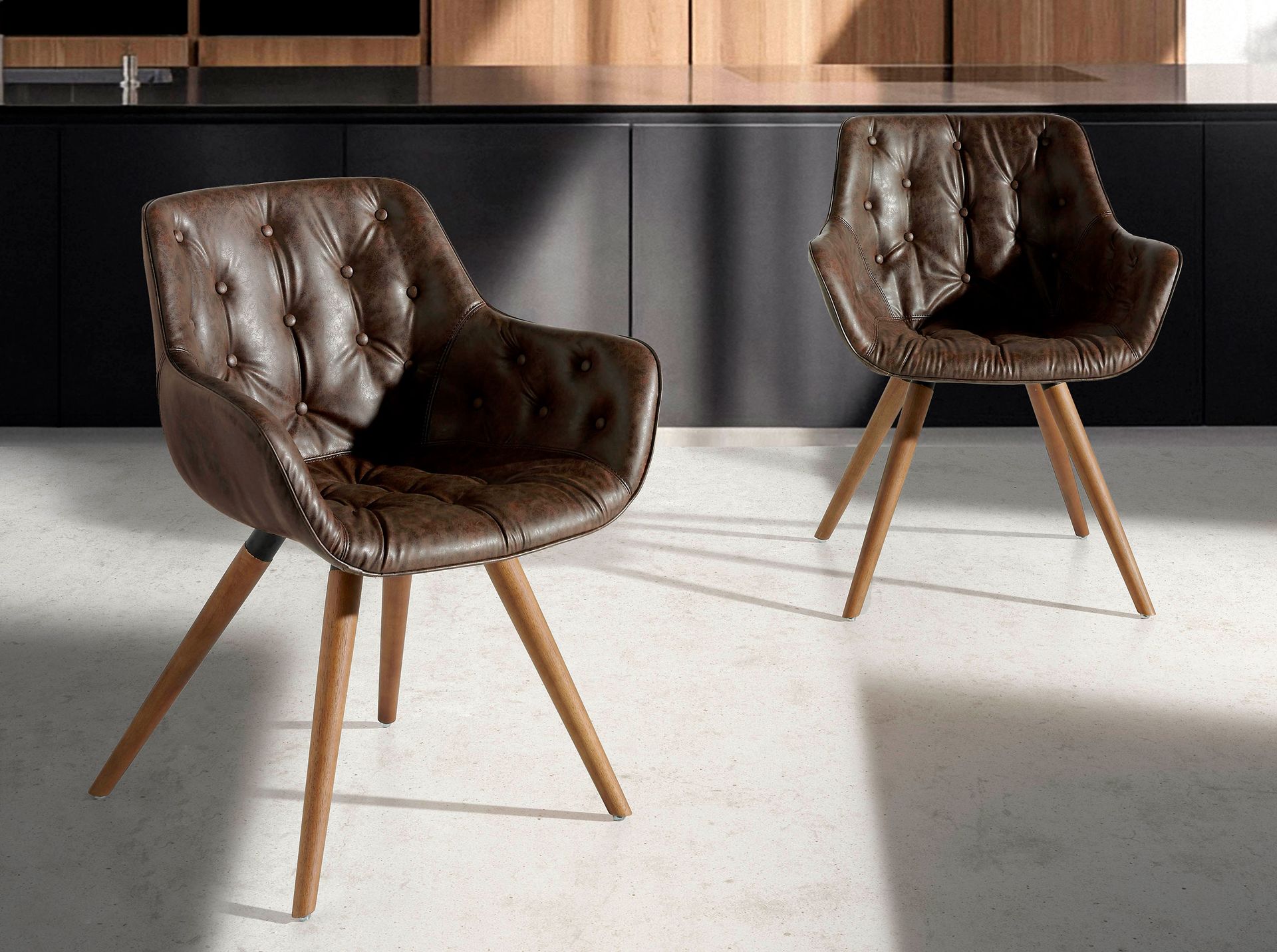 Sedia con braccioli in ecopelle marrone scuro