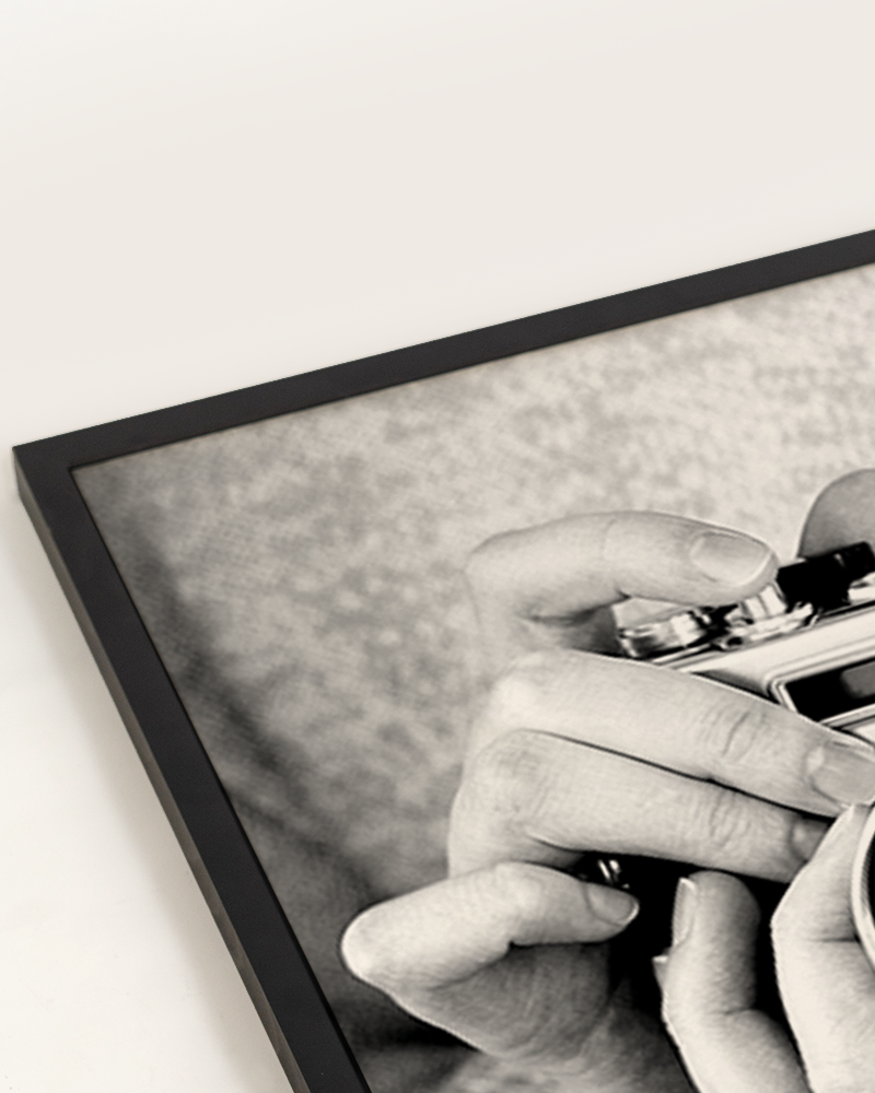 Holding Camera Stampa d'arte con cornice Bianco e nero