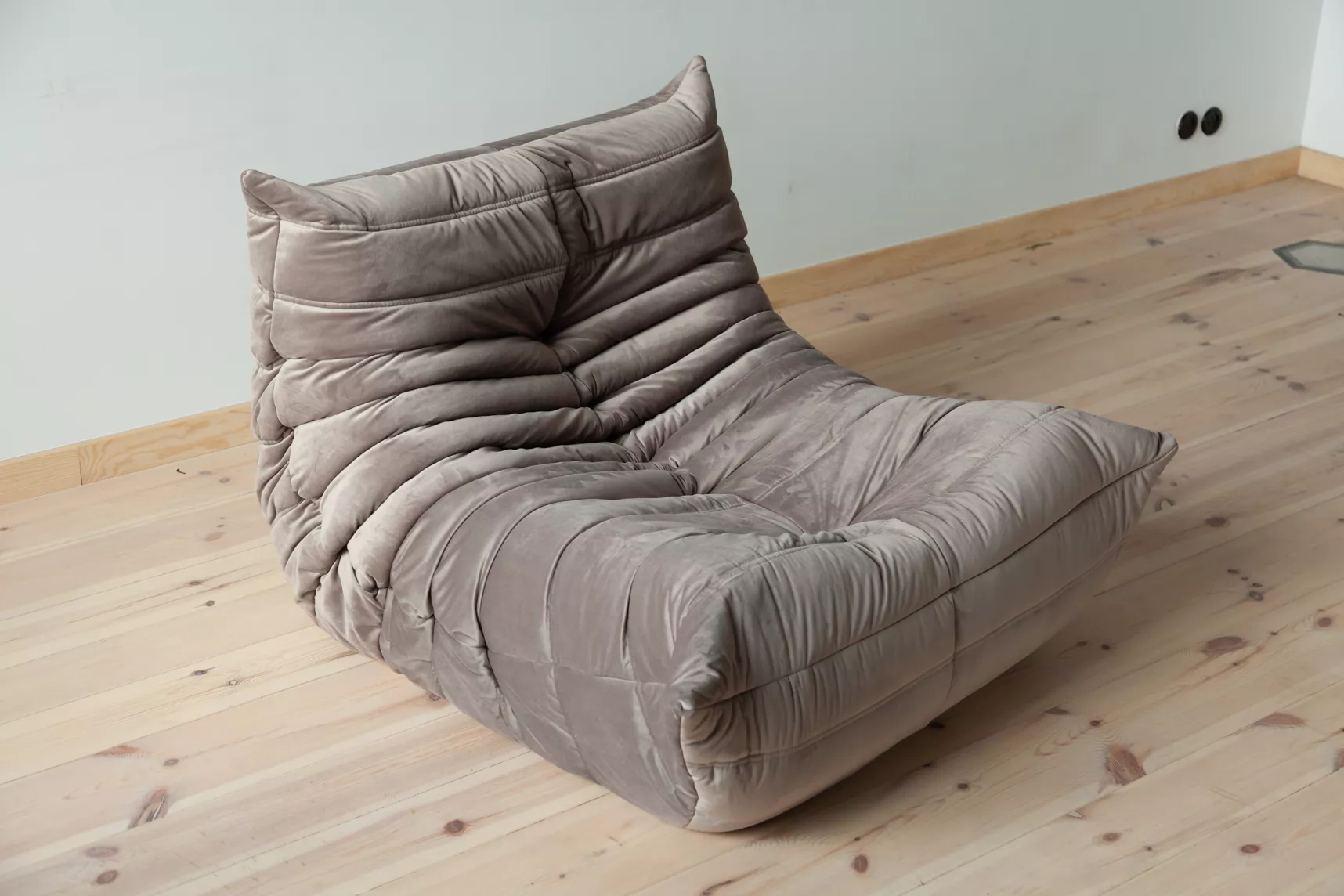 Poltrona Togo velluto grigio caldo