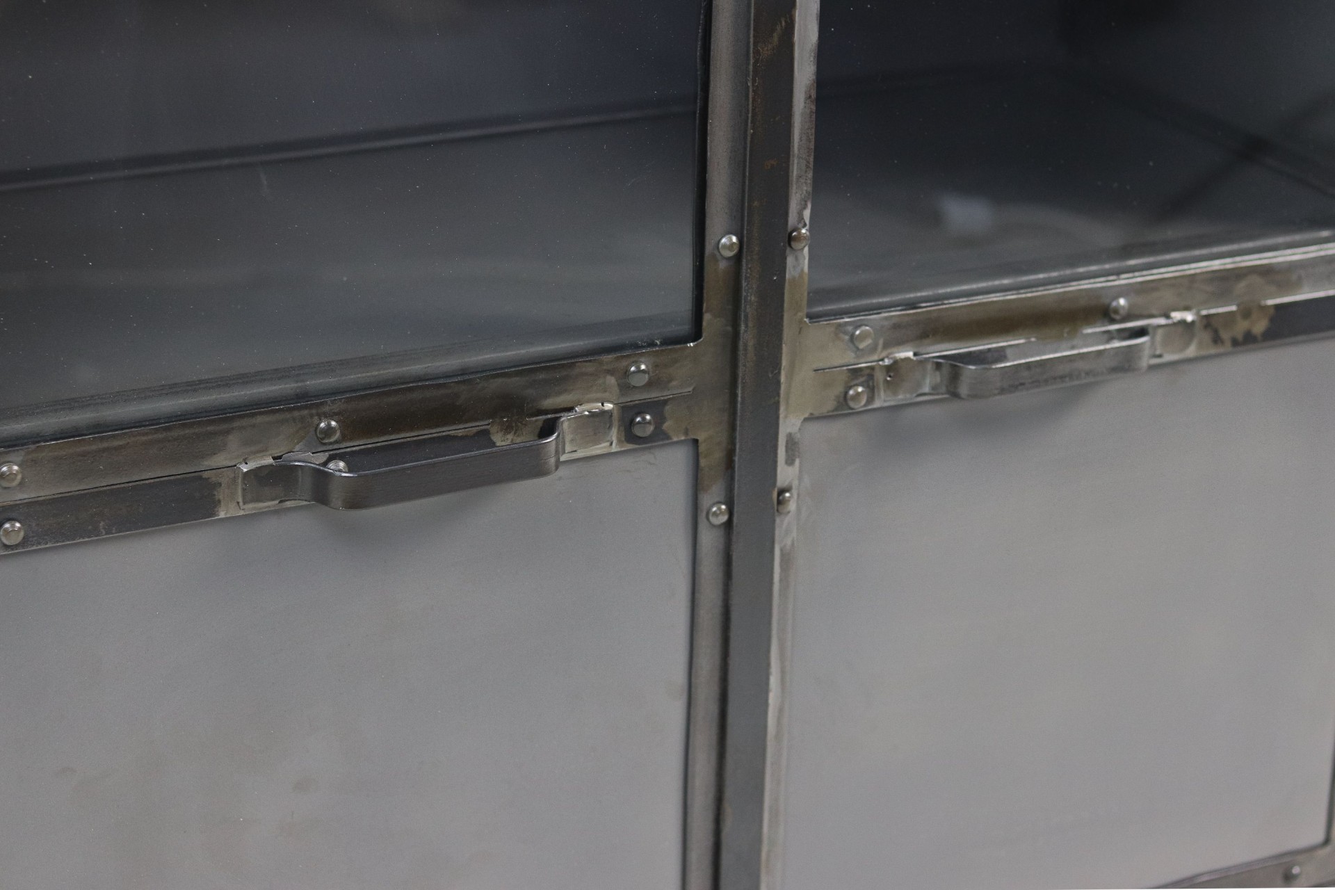 Brooklyn Schrank mit 2 Türen Metall Glas