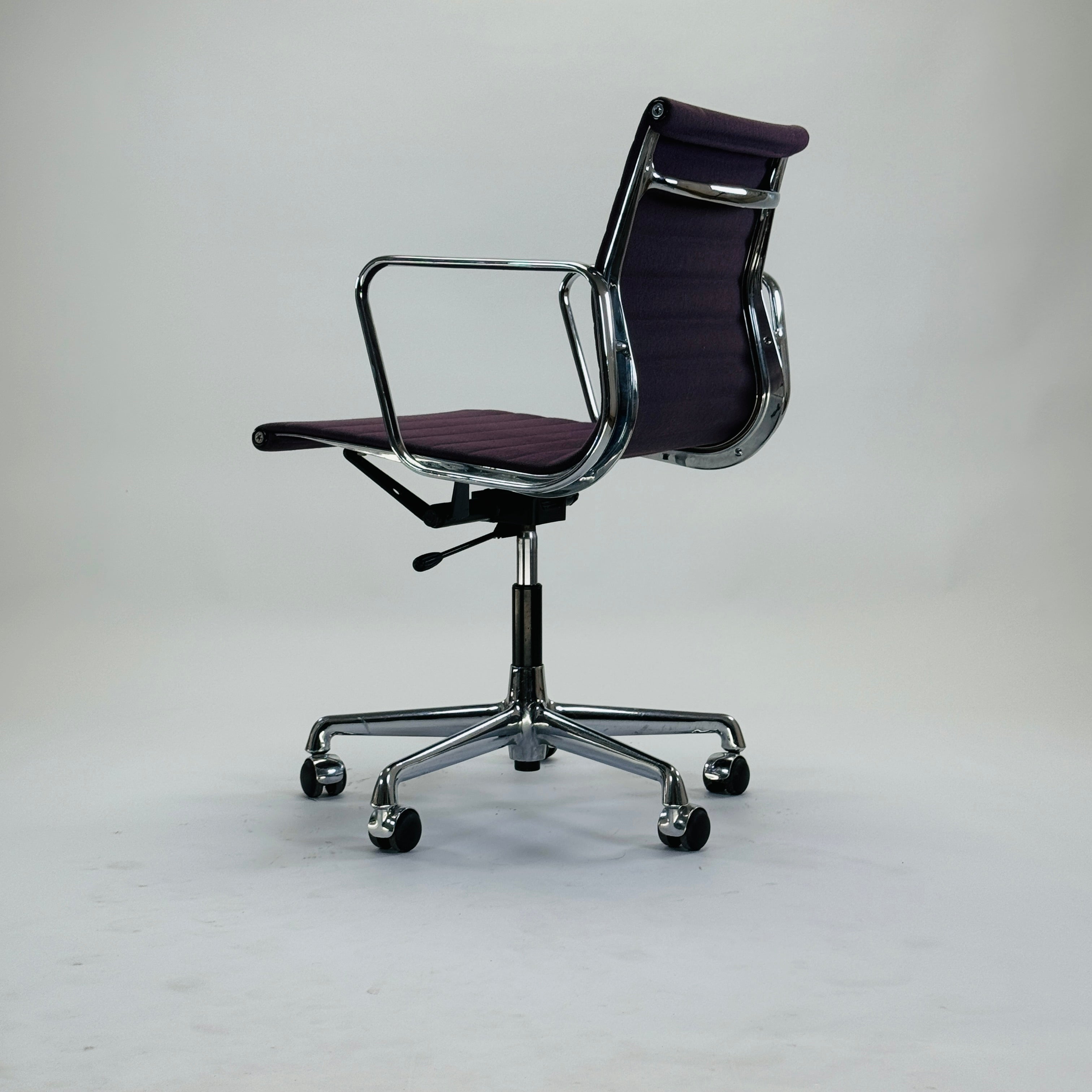 Eames EA 117 Chair Aluminium Lila