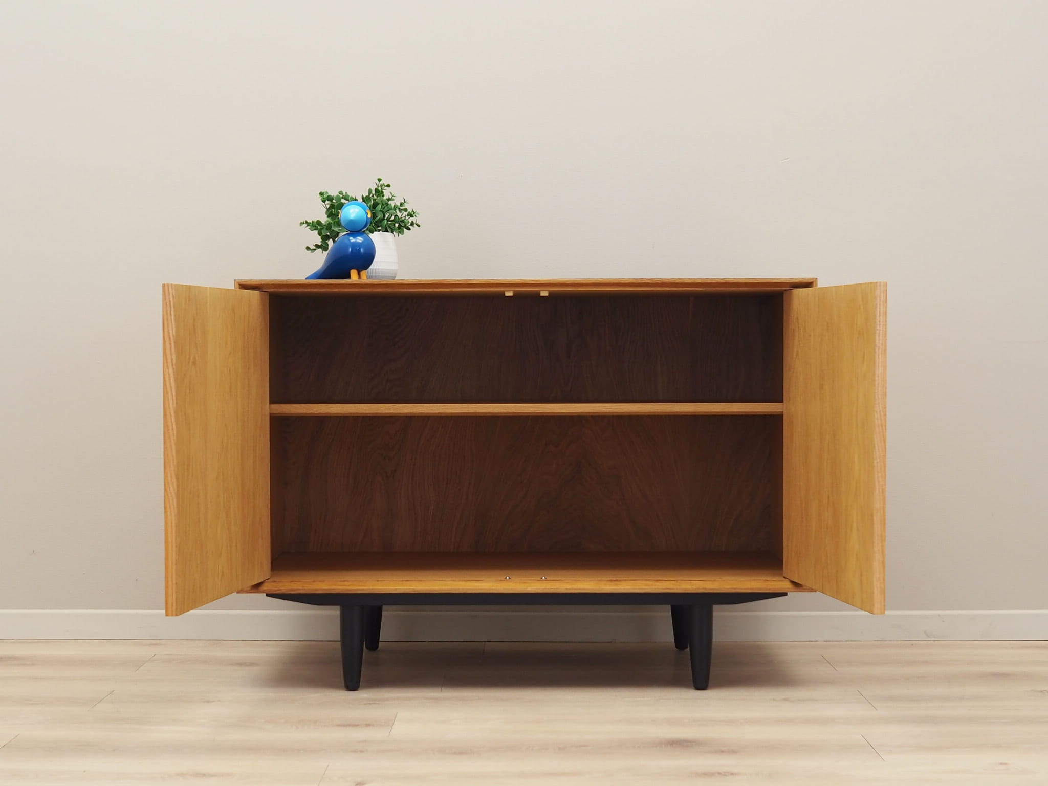 Armadio vintage in legno beige anni '70