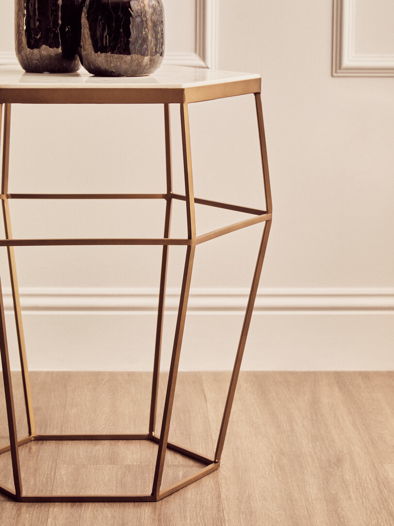 Shalimar Achteckiger Marmor und Gold Beistelltisch
