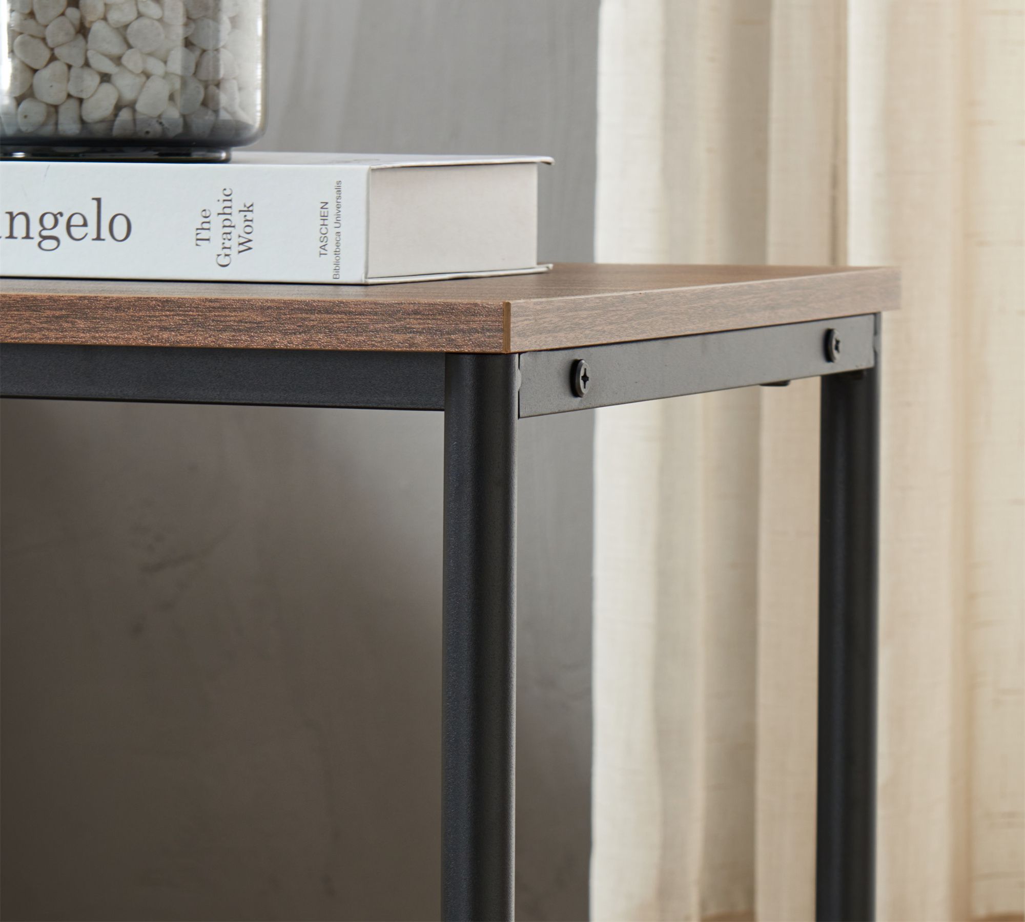 Tisch aus Holz mit Metallrahmen