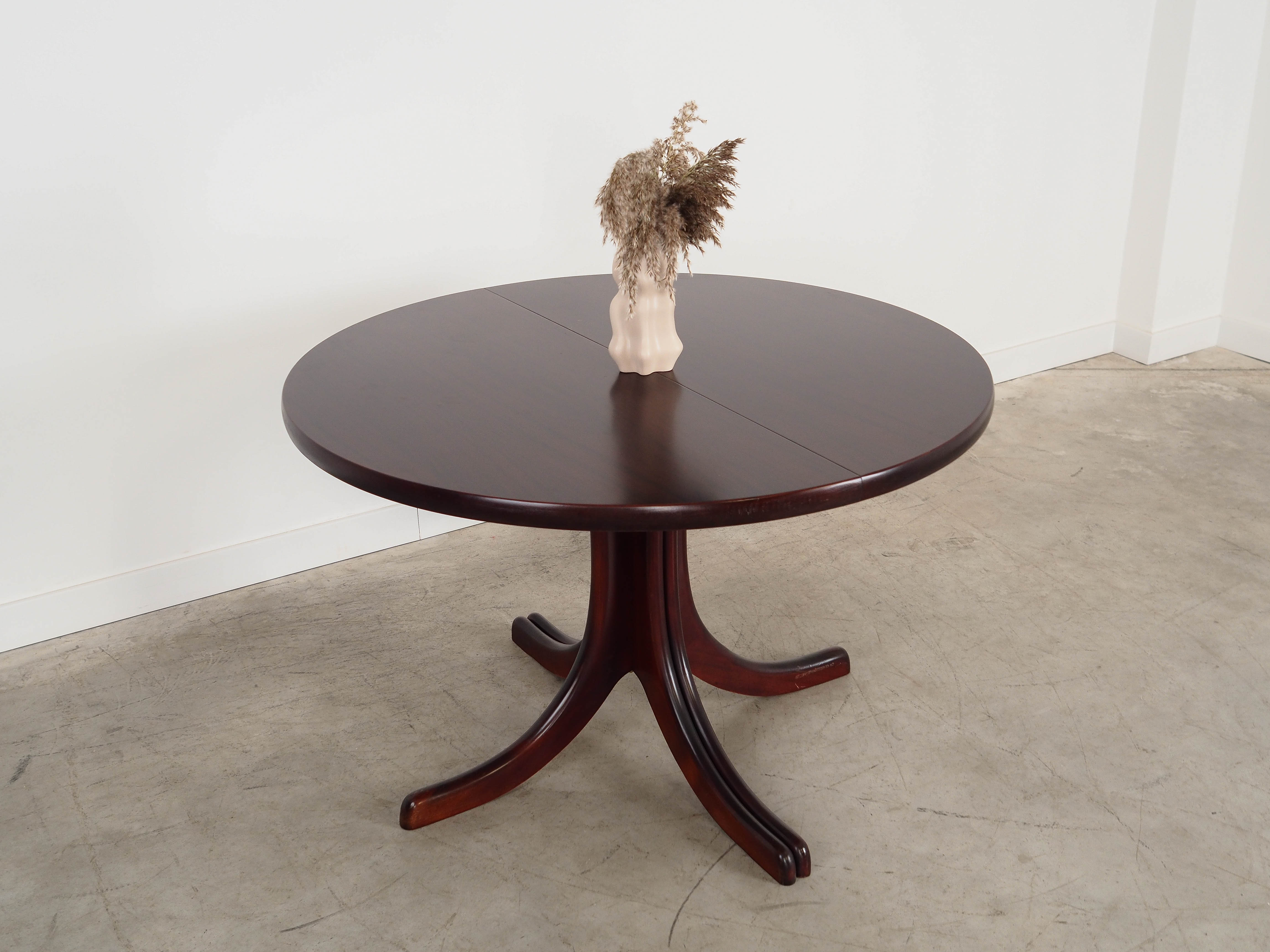 Mahogany table Dark brown 1970s Ø115cm