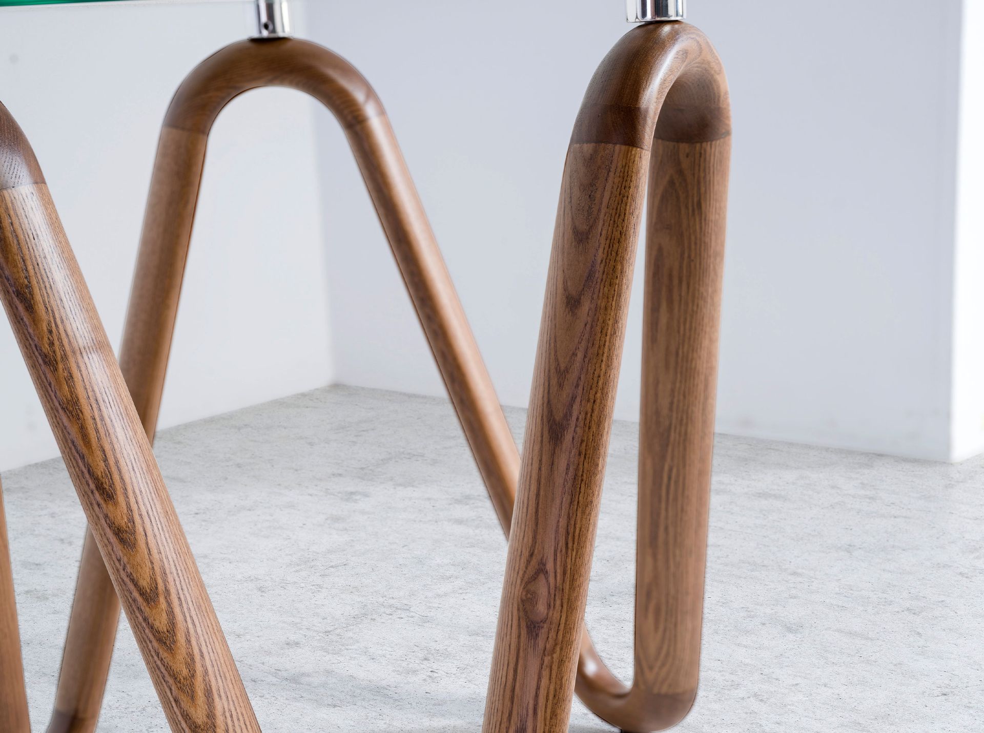 Round side table
Glass walnut