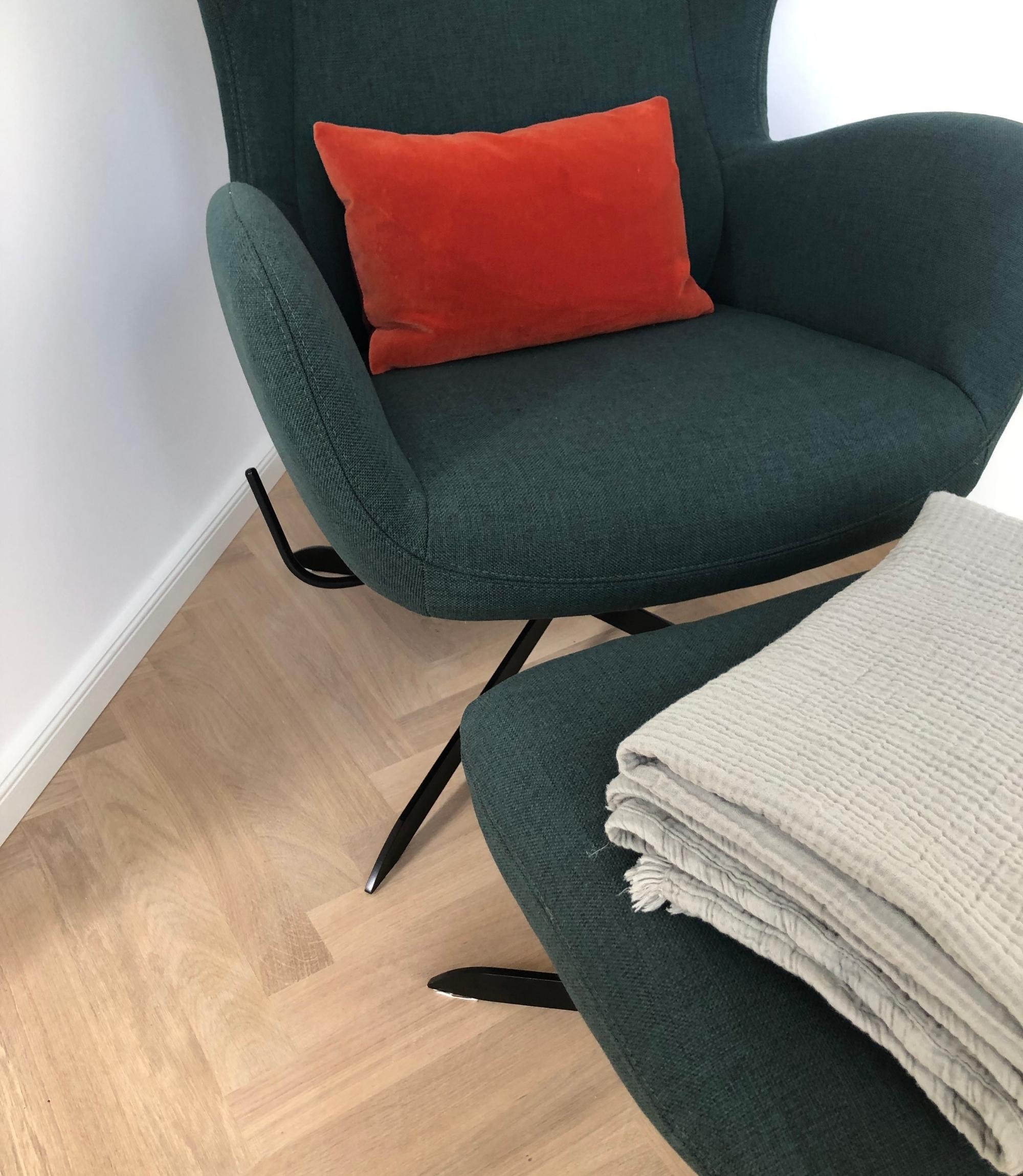 Bolia Solo Drehsessel mit Hocker