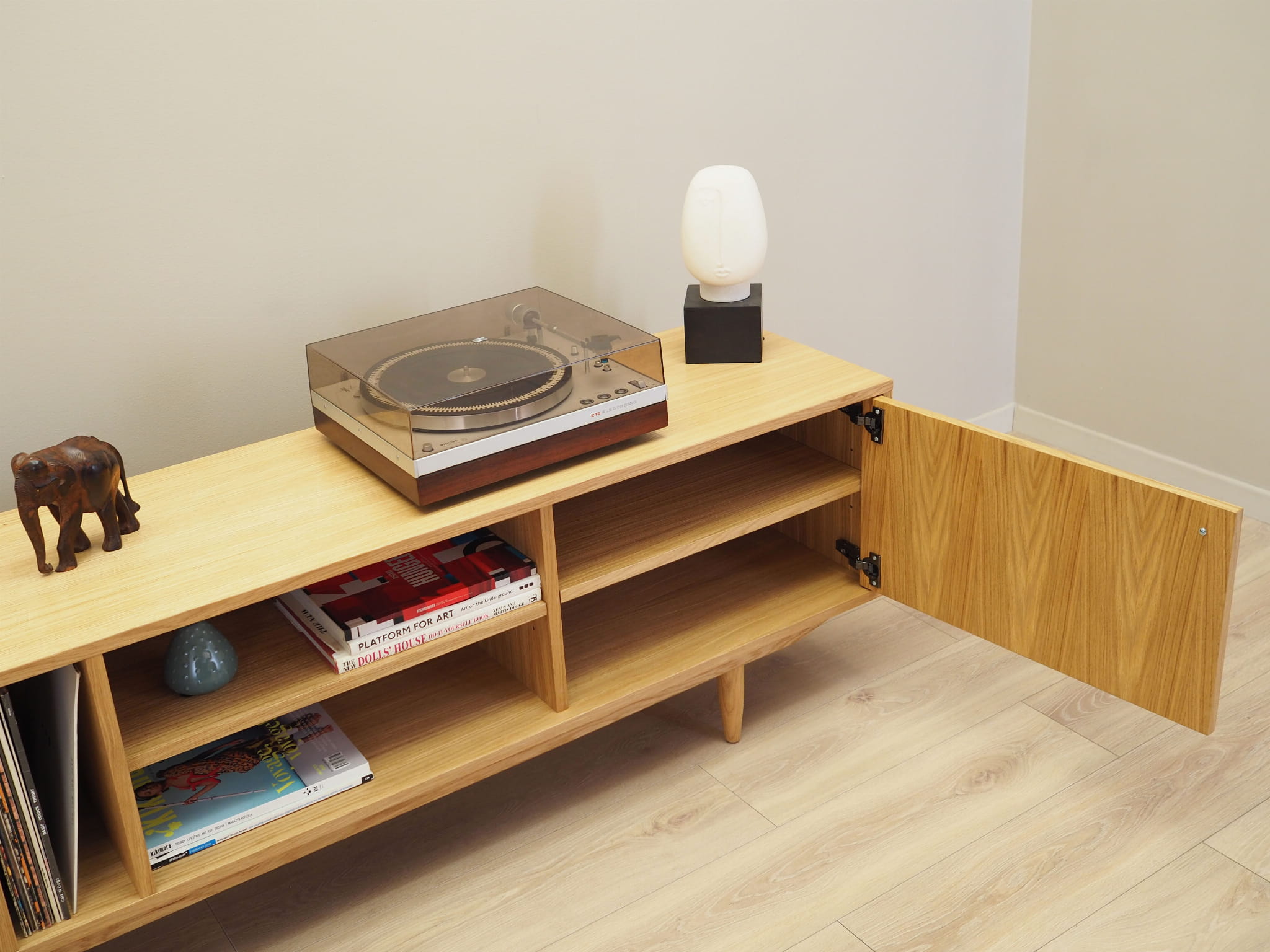 D-S19 Vinylschrank Eichenfurnier