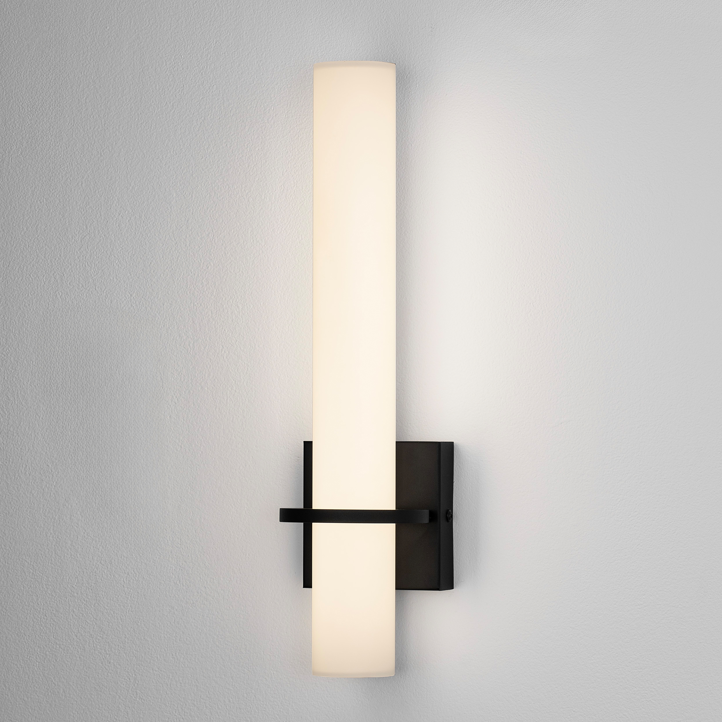 Luca Wandleuchte Milchglas Aluminium Schwarz