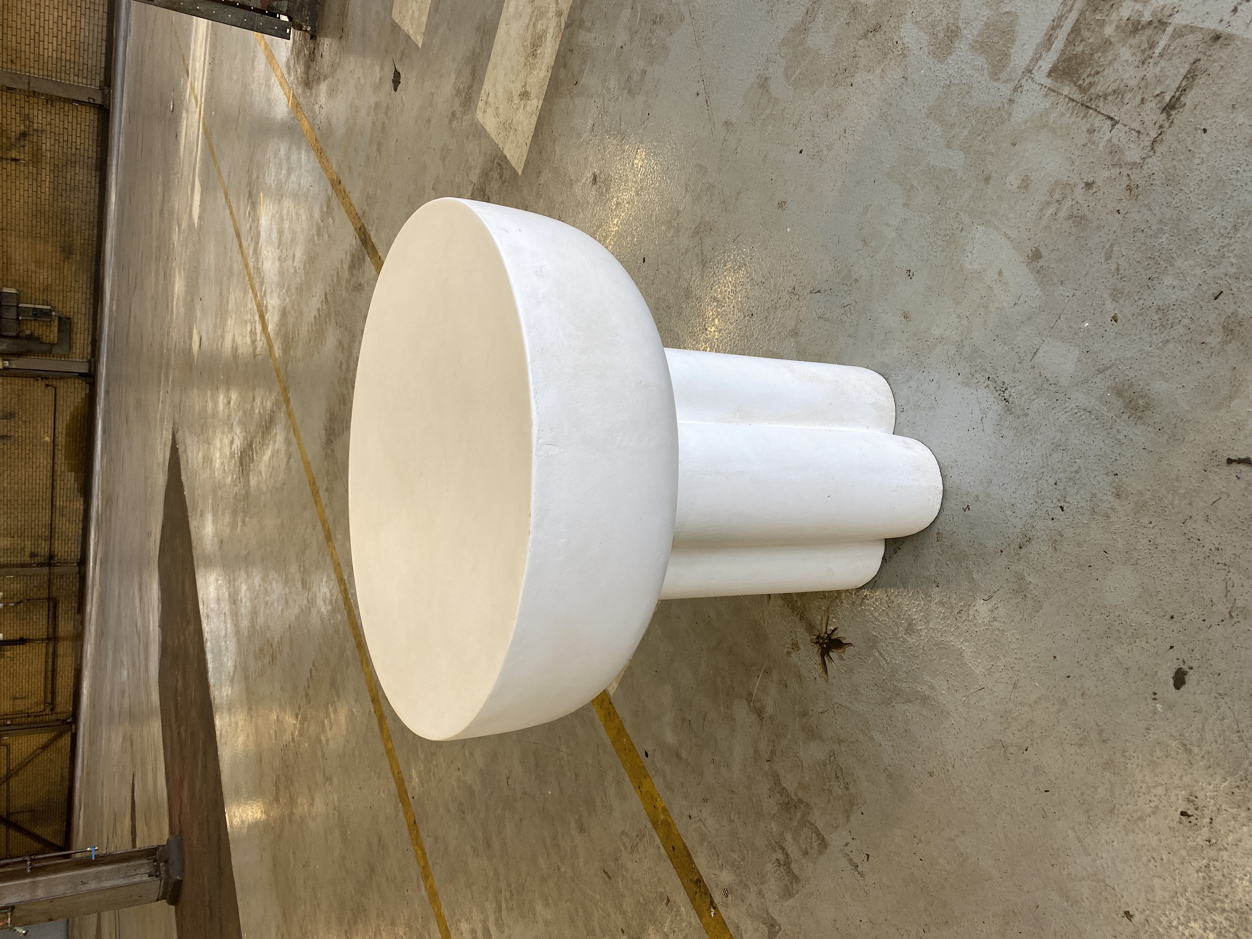 Crown-Tisch Faserbeton Knochenweiß