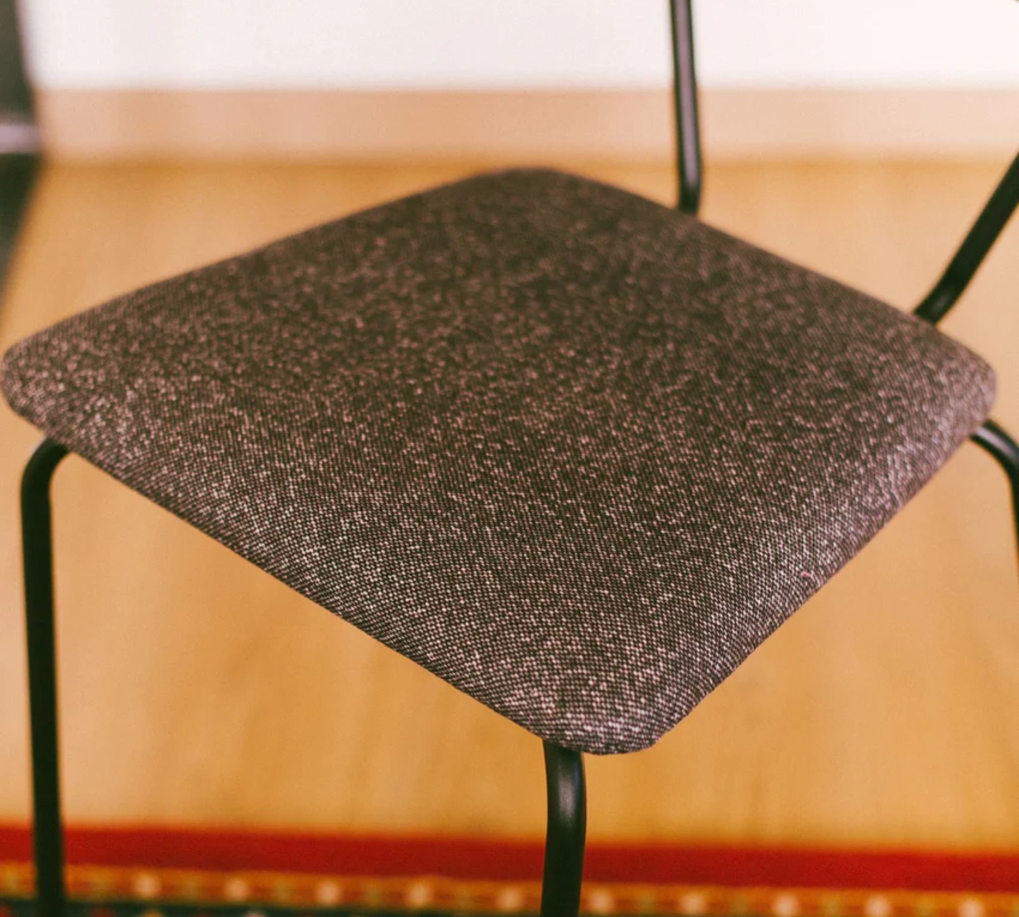 Jara Stuhl Metall Holz Textil Schwarz