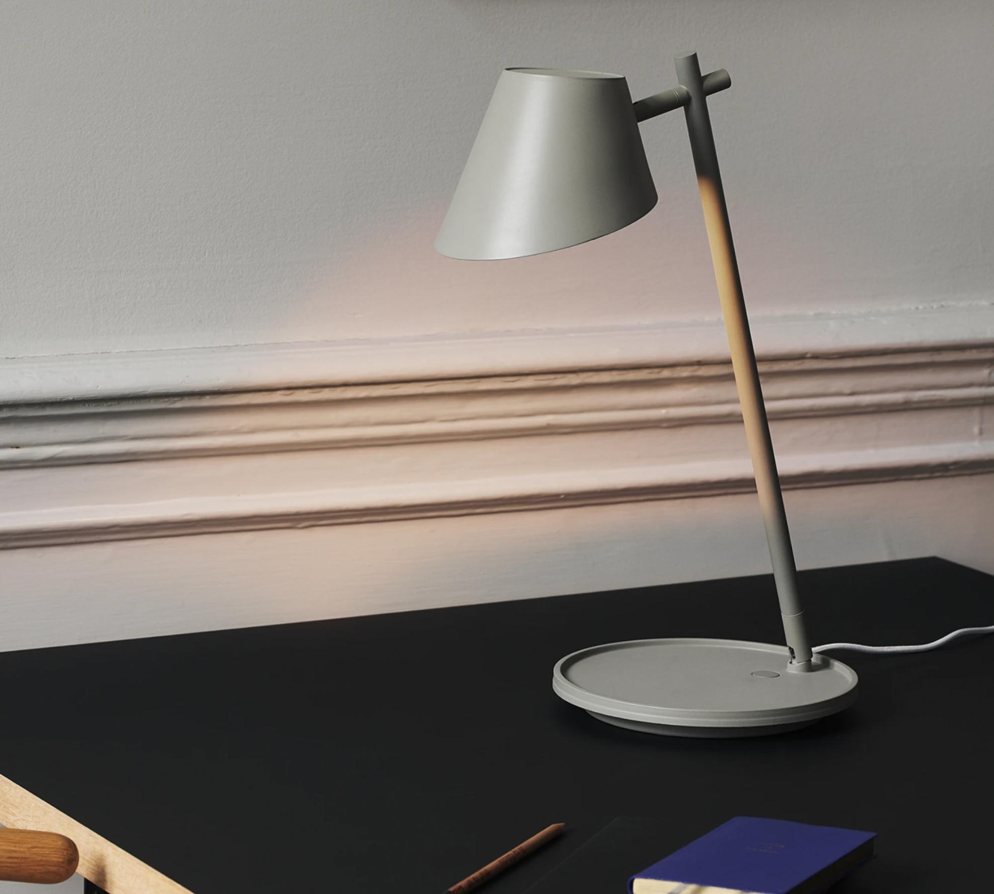 LED-Tischleuchte mit USB-Steckdose Grau