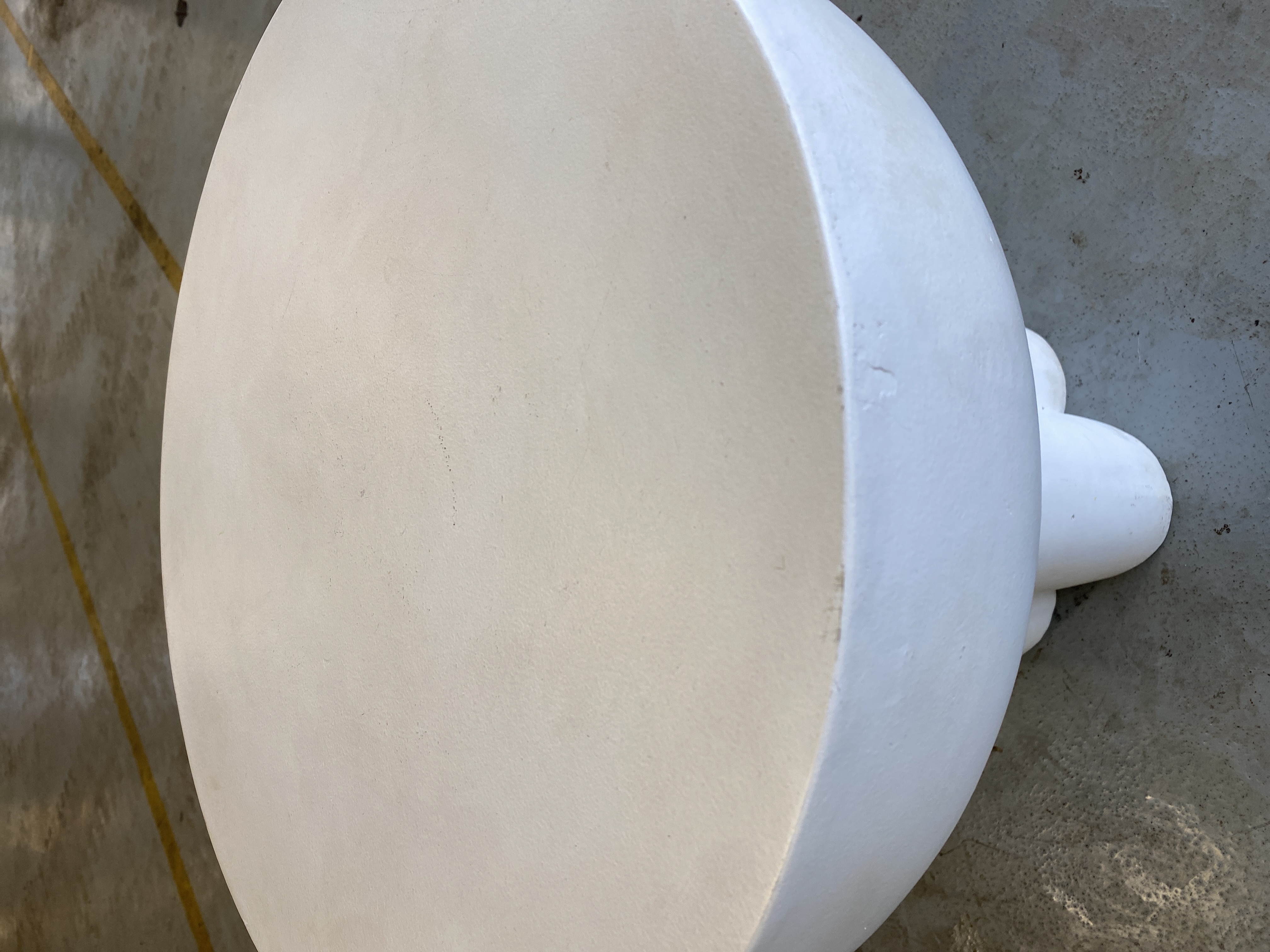 Crown-Tisch Faserbeton Knochenweiß