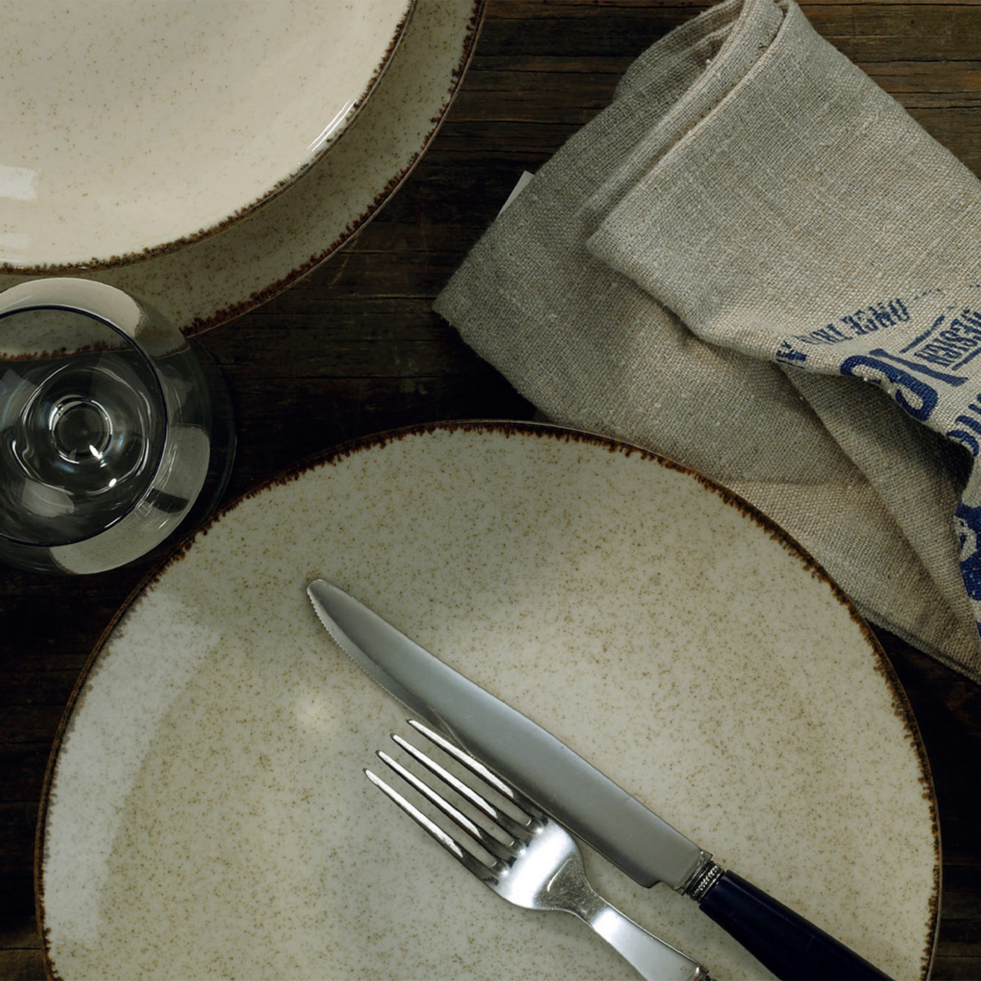 Set di piatti da 18 pezzi in porcellana marrone cannella