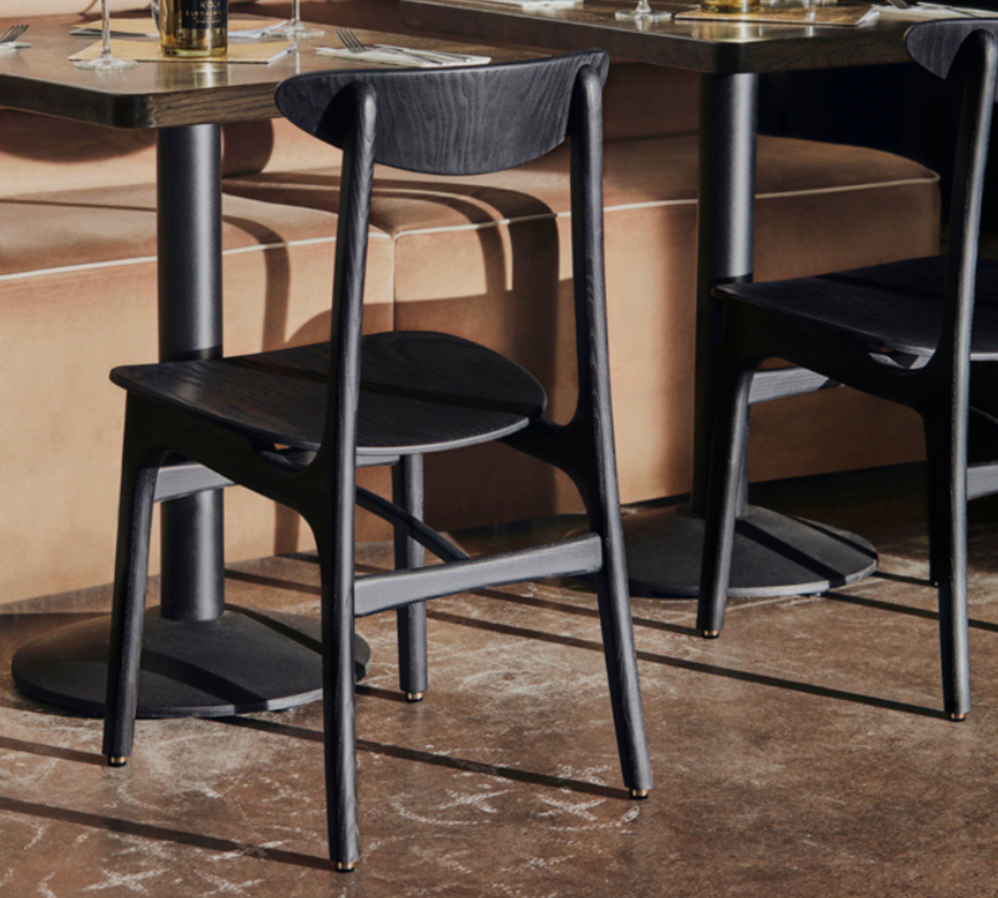 200-190 Stuhl Eschenholz Schwarz