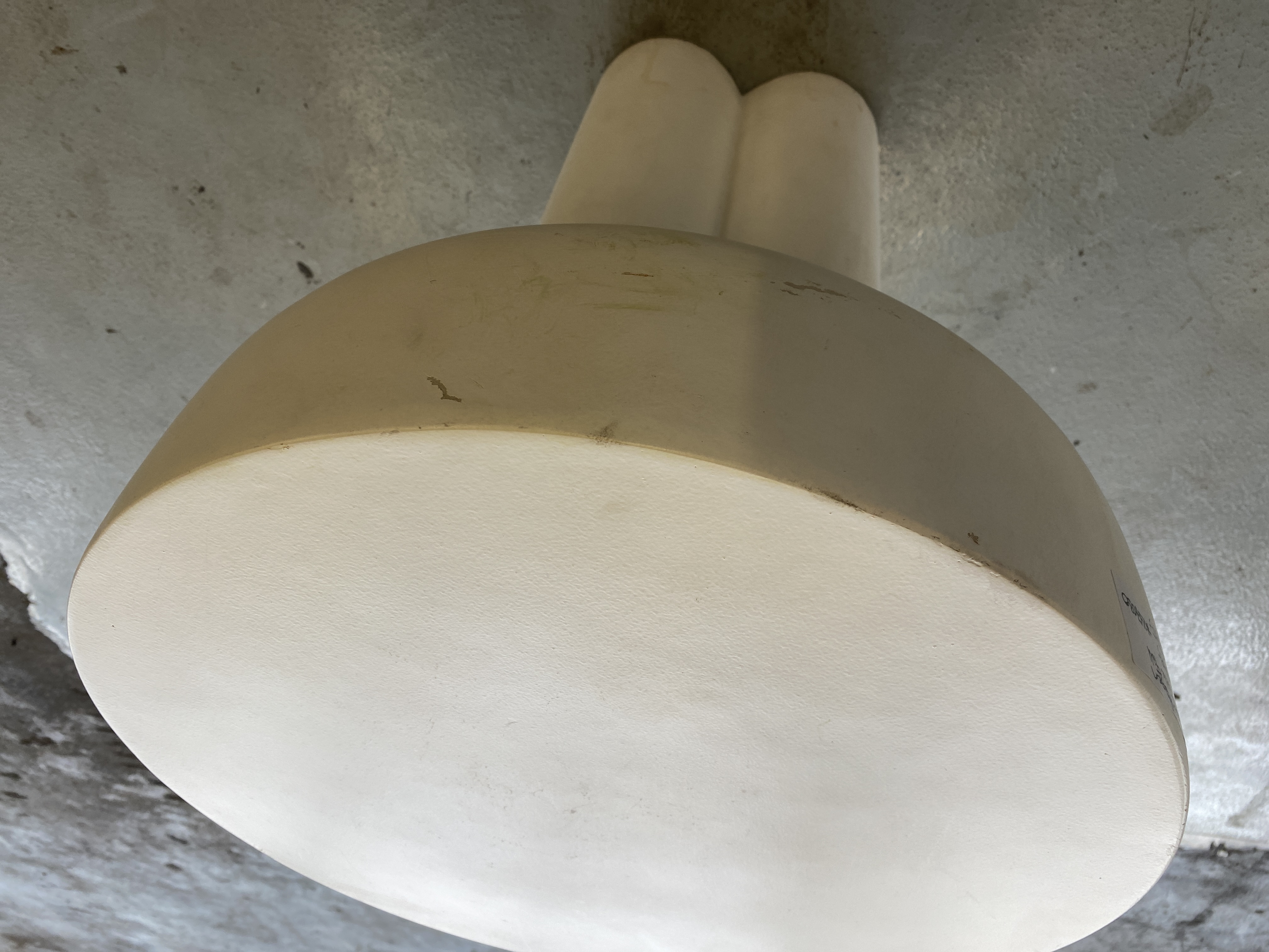 Crown-Tisch Faserbeton Knochenweiß