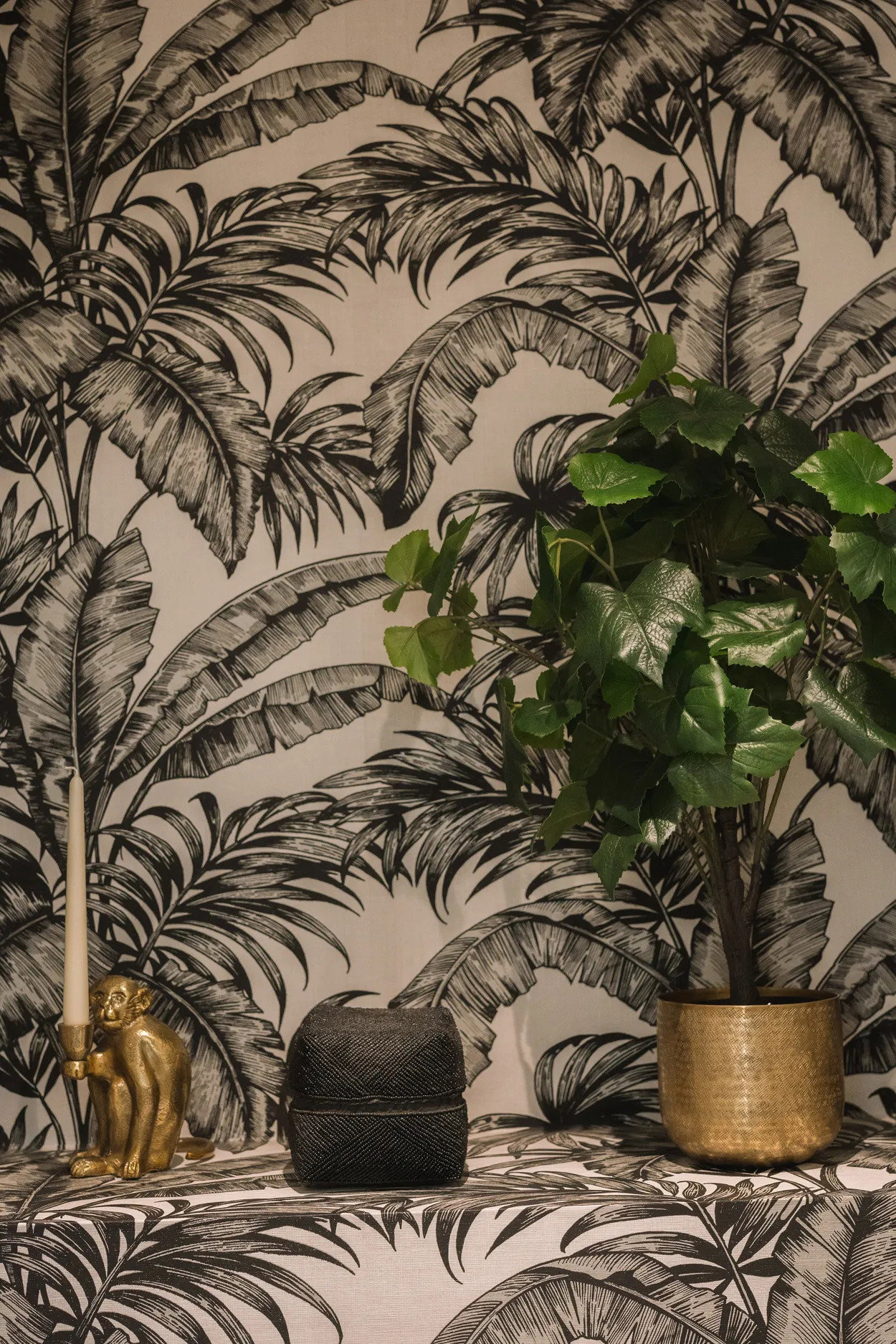 Perlenbesetzter Korb Schwarz