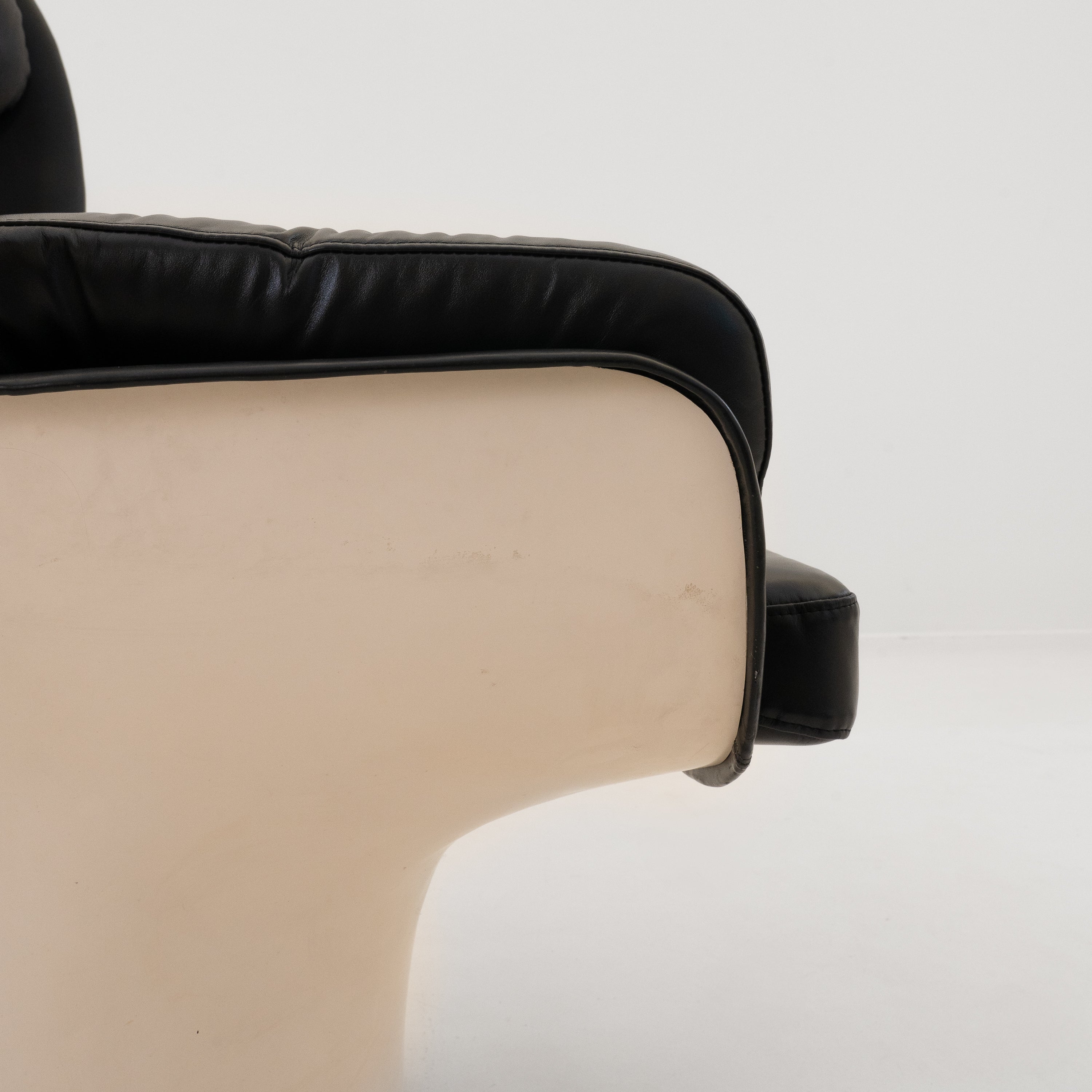 Elda Chair Leder Fiberglas Offwhite Schwarz