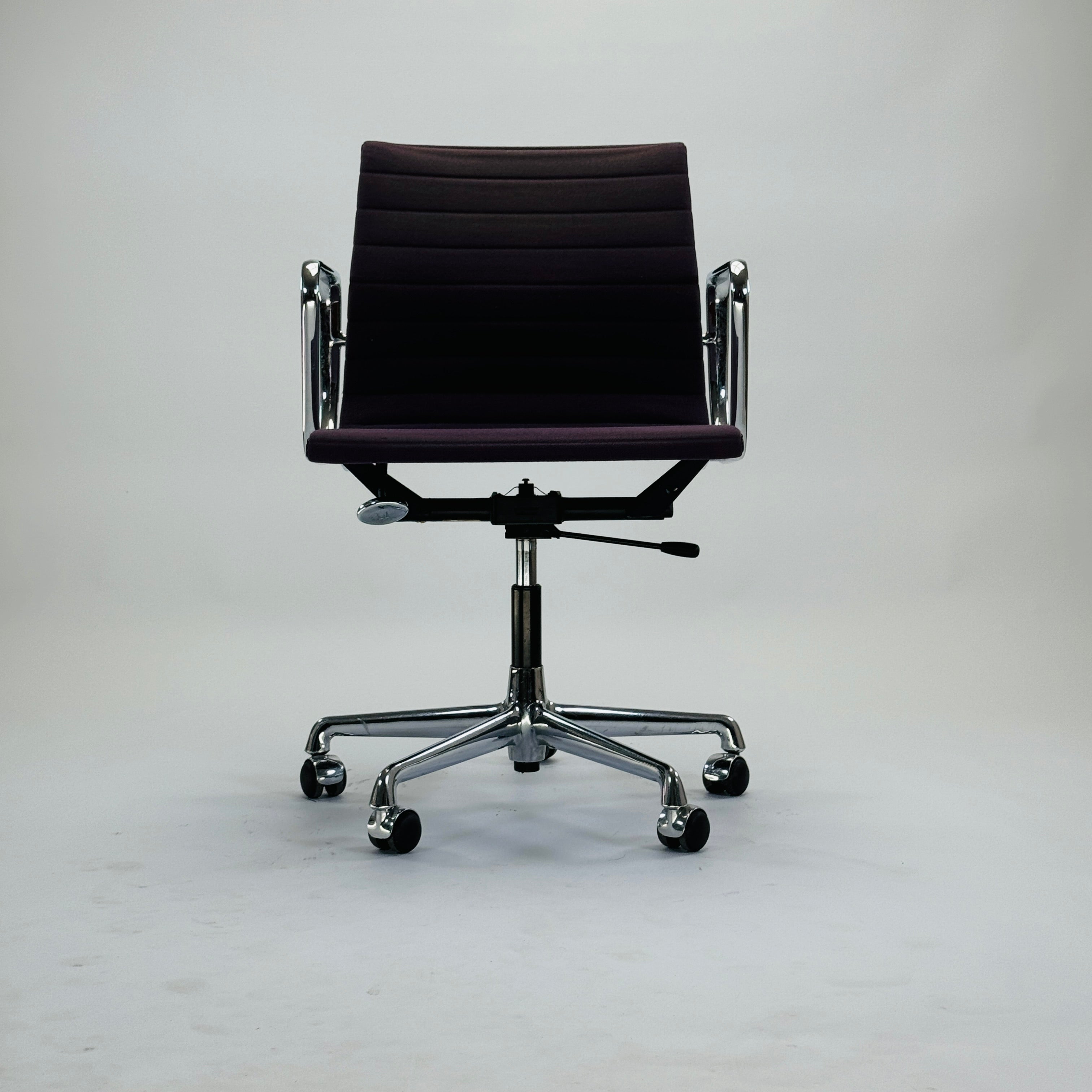 Eames EA 117 Chair Aluminium Lila