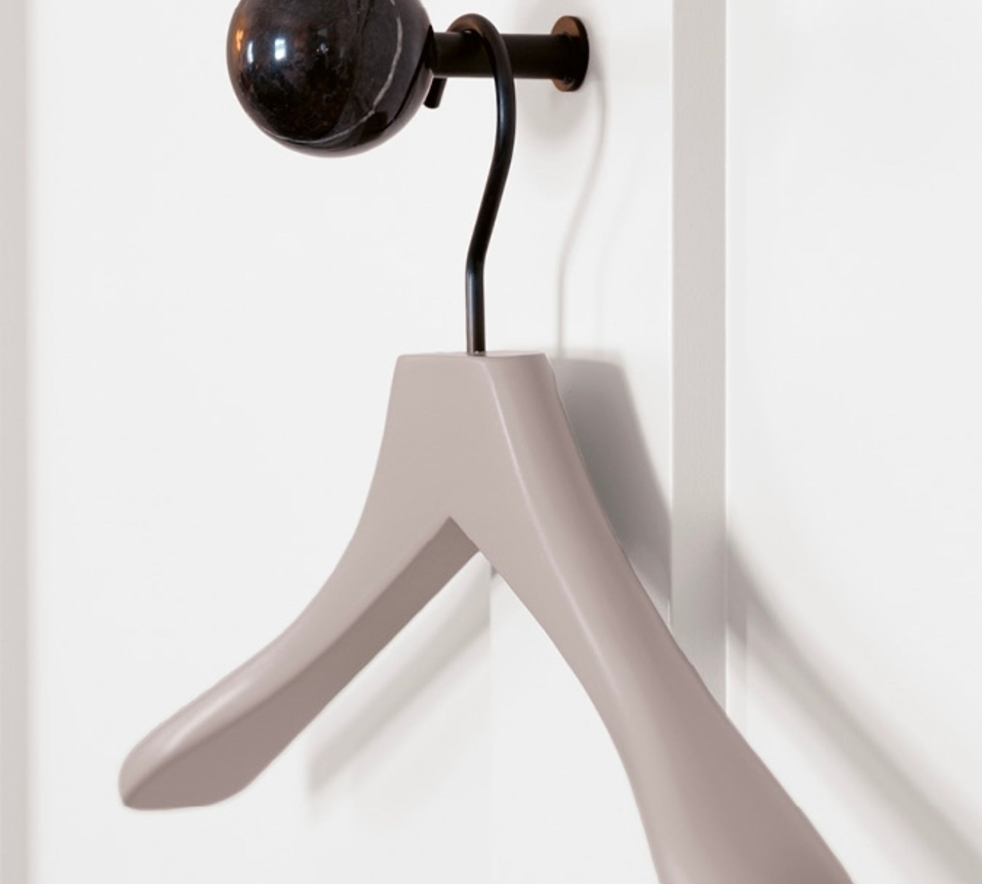 0112.Kleiderbügel Holz Metall Blau