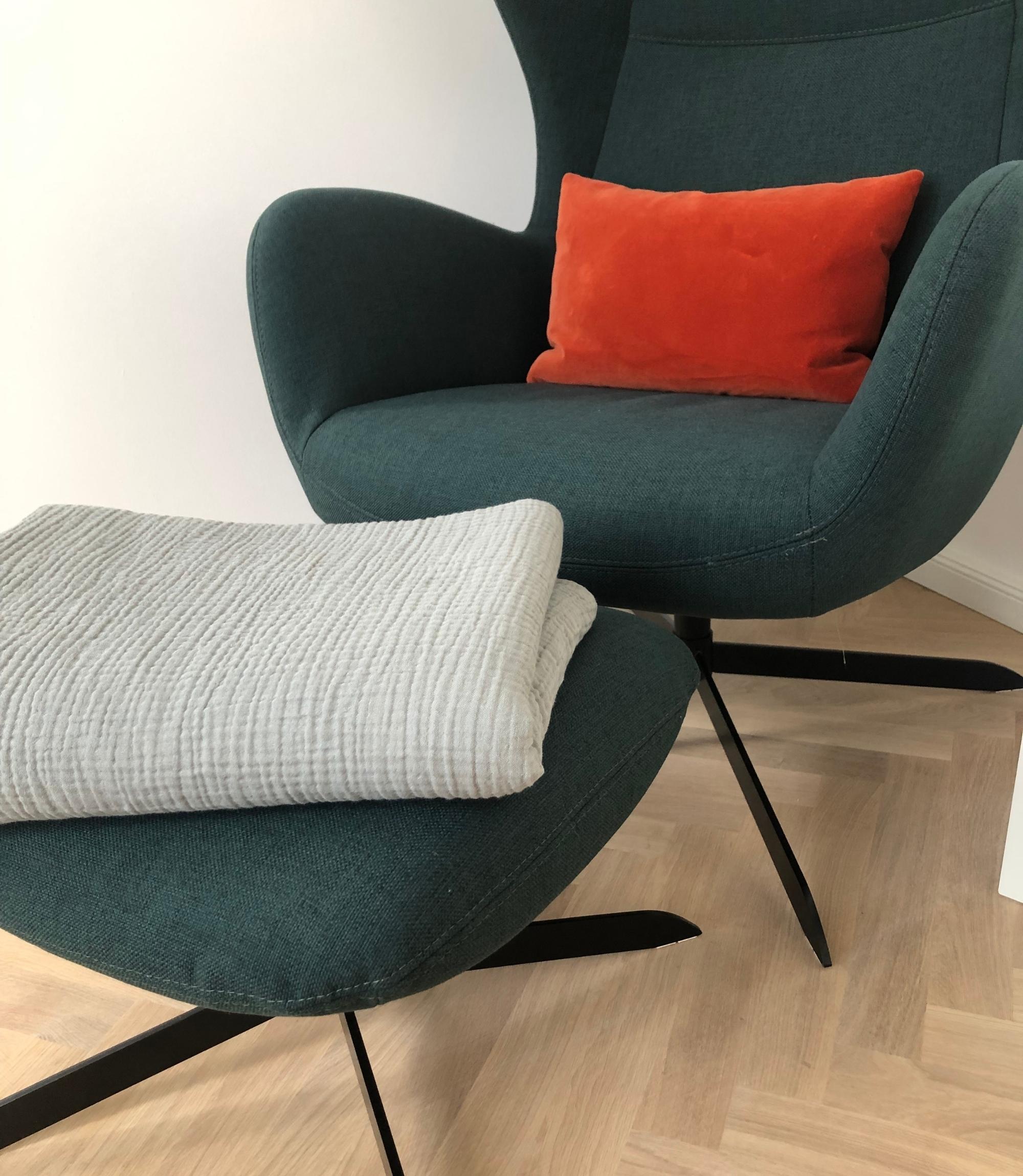 Bolia Solo Drehsessel mit Hocker