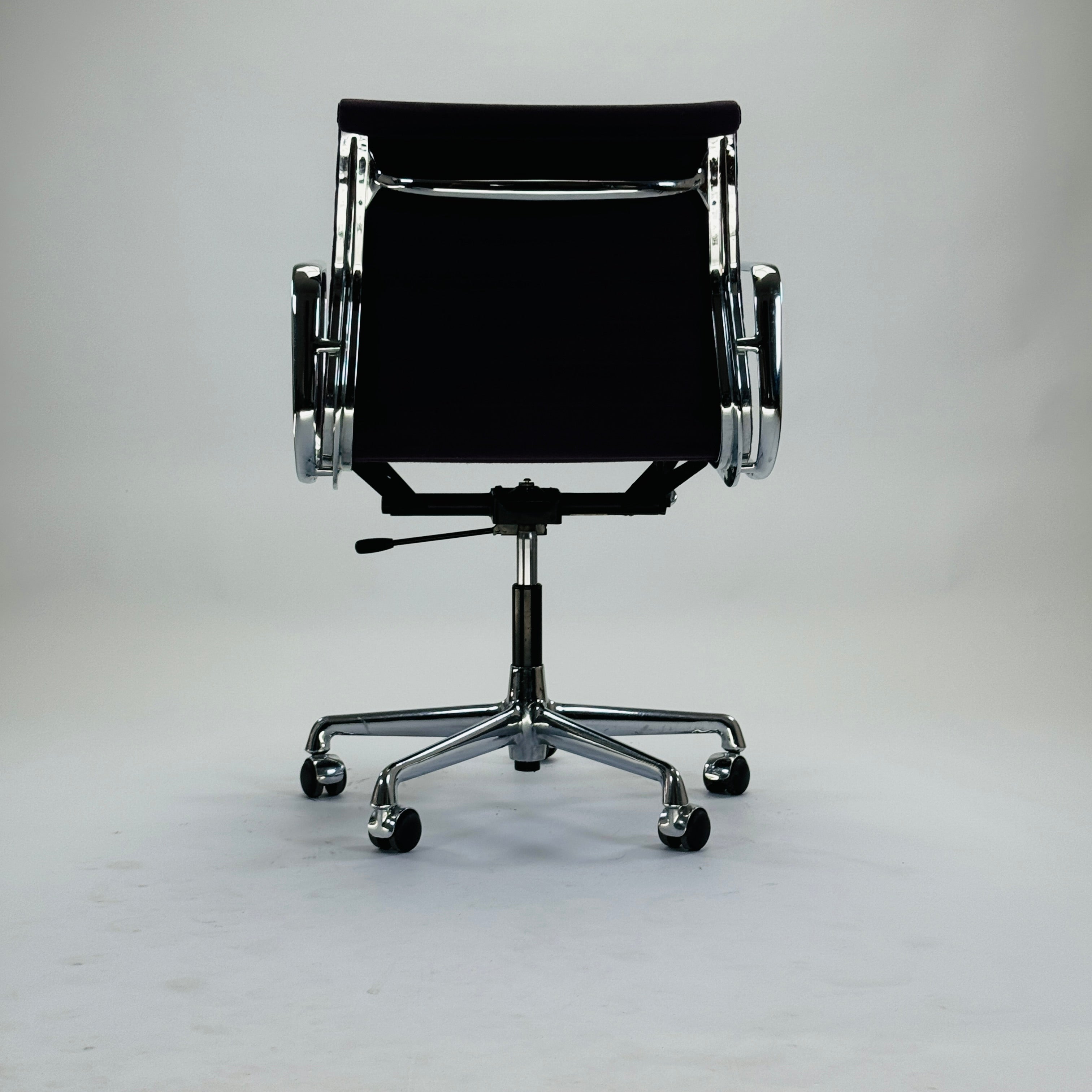 Eames EA 117 Chair Aluminium Lila