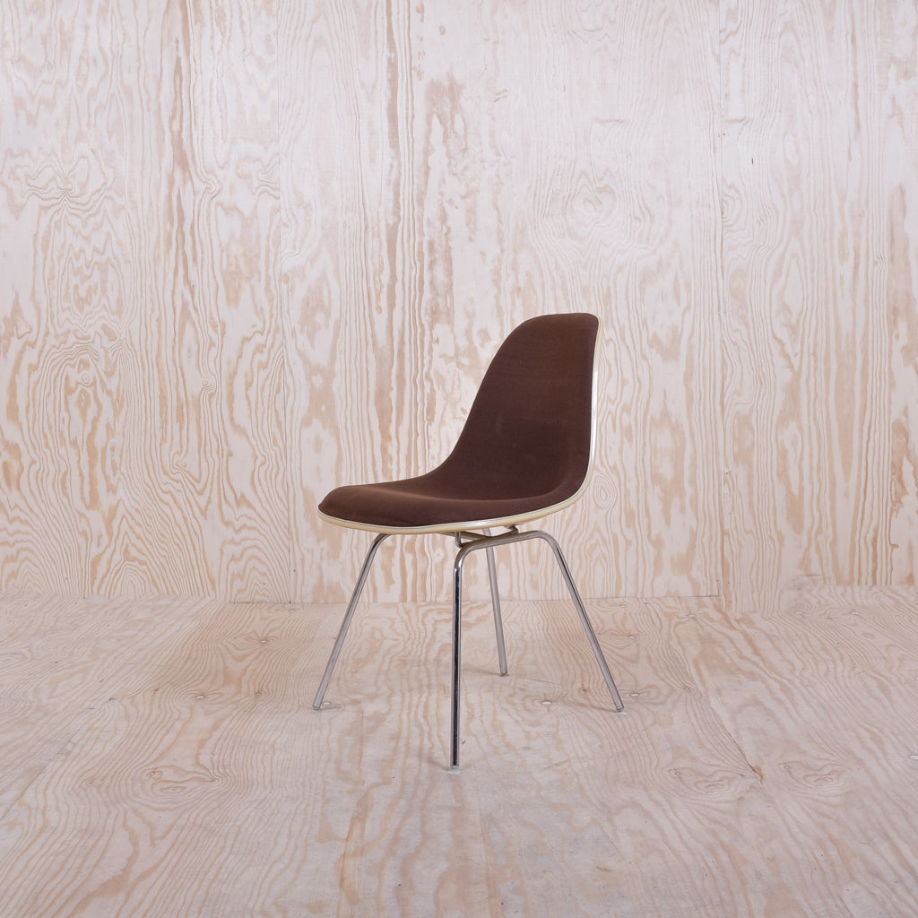 Eames Plastic side Chair DSX Vollpolster Braun