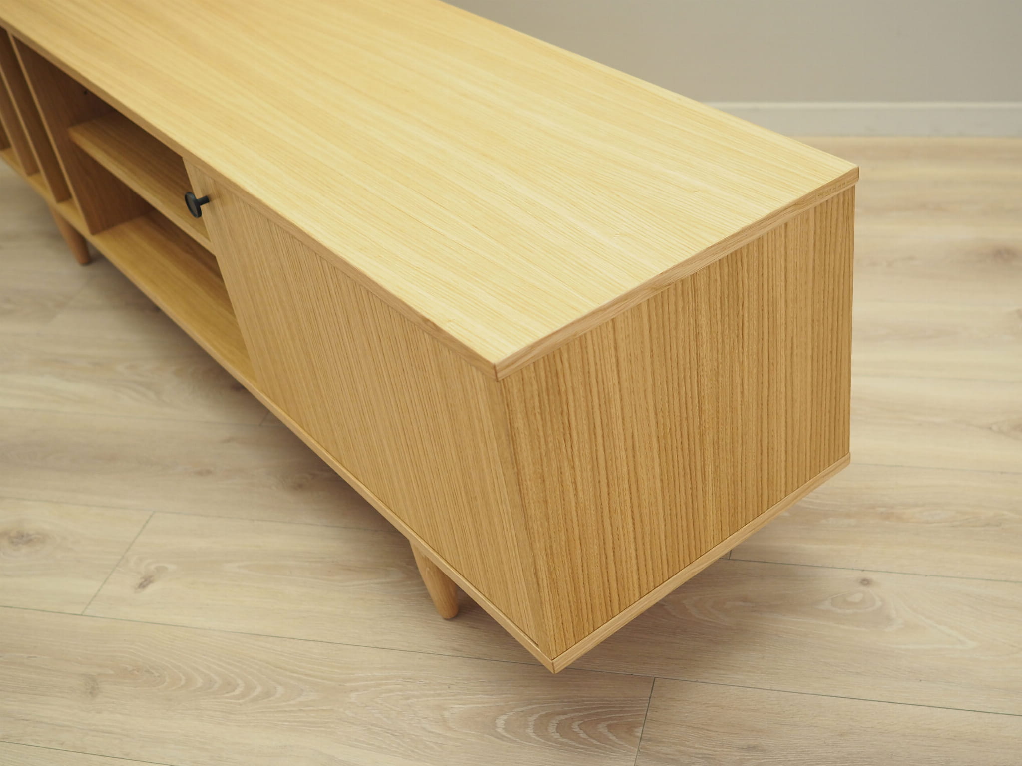 D-S19 Vinylschrank Eichenfurnier