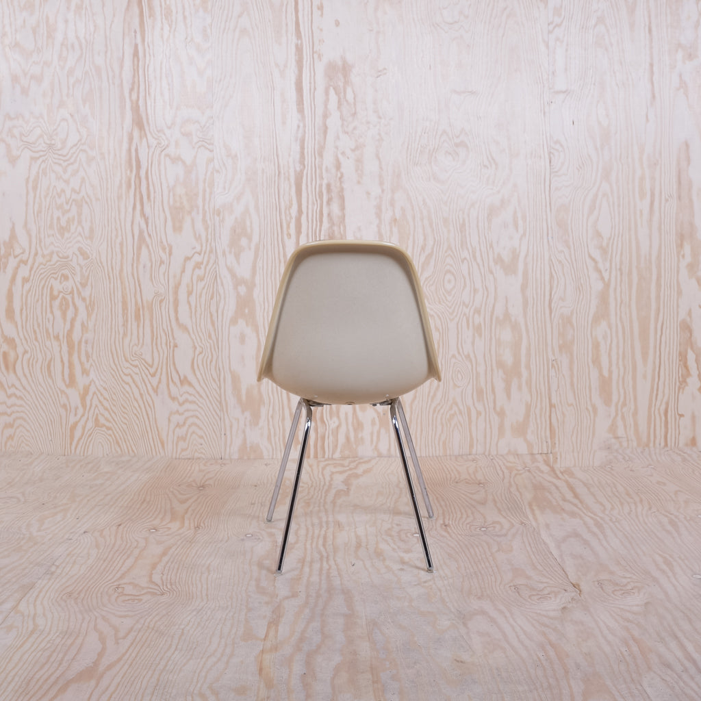 Eames Plastic side Chair DSX Vollpolster Braun