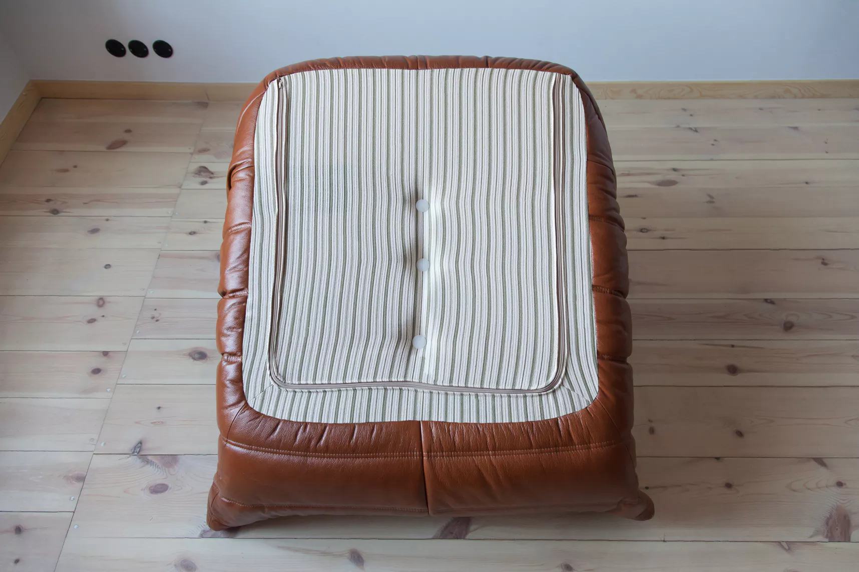 Set poltrona e pouf Togo in pelle lucida marrone whisky